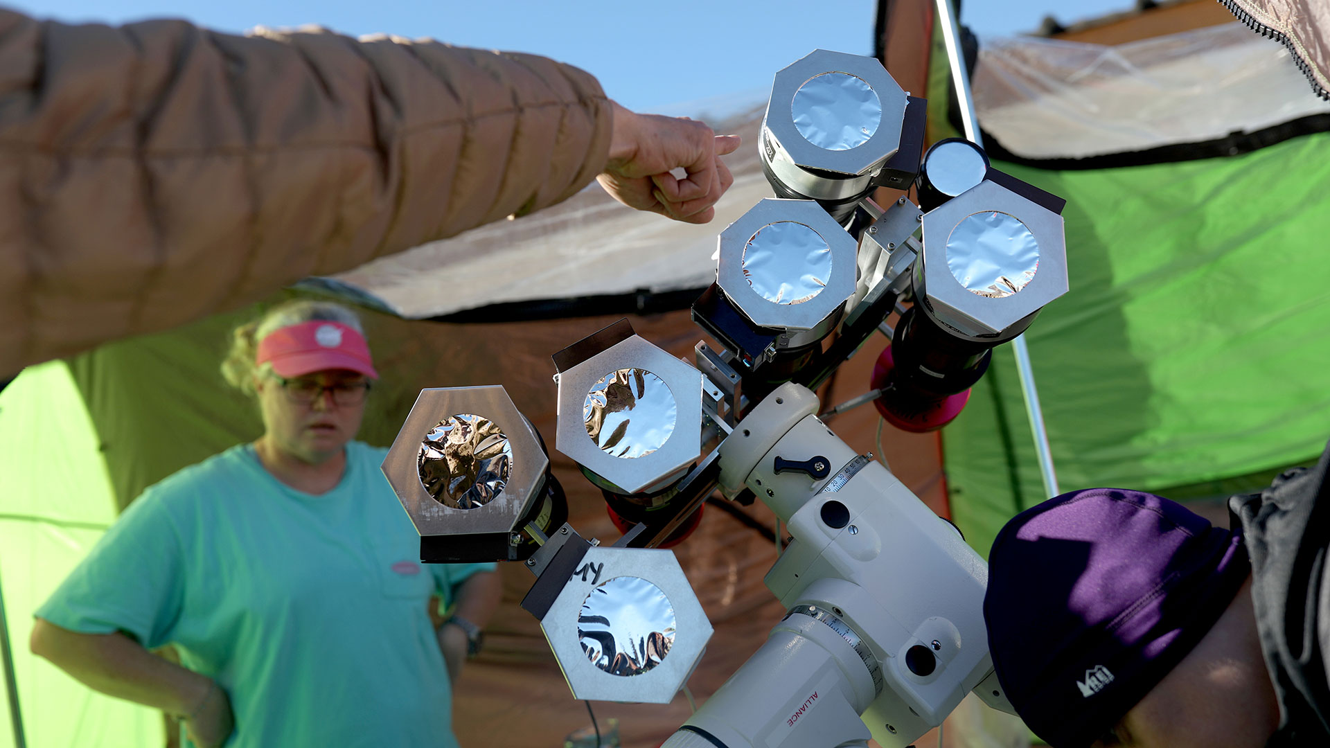 Un científico prepara un telescopio para el eclipse total de sol (Reuters)