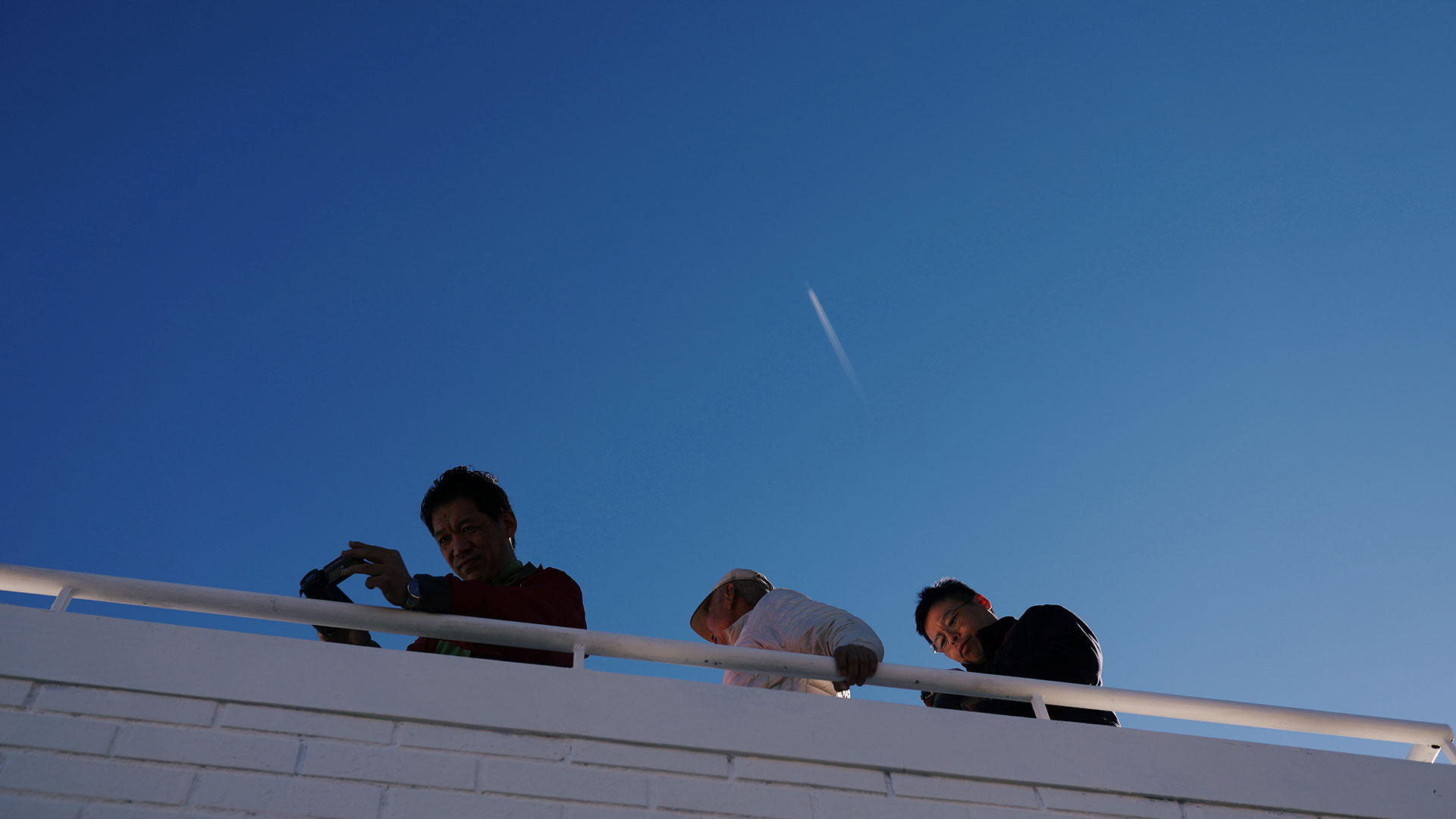 Turistas toman fotografías mientras la gente se prepara para el eclipse (Reuters)
