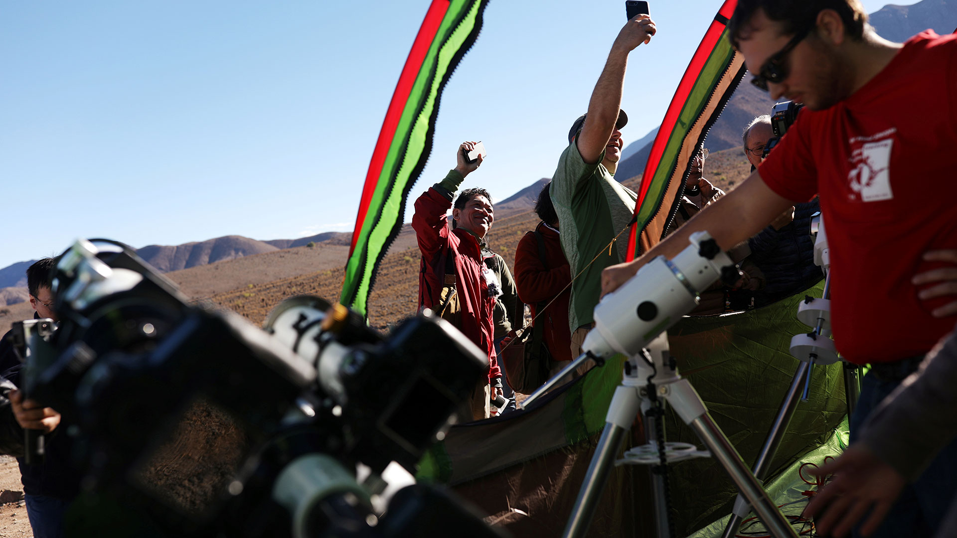 Científicos preparan telescopios para apreciar el fenómeno en el Observatorio Mamalluca, en el Valle del Elqui (Reuters)