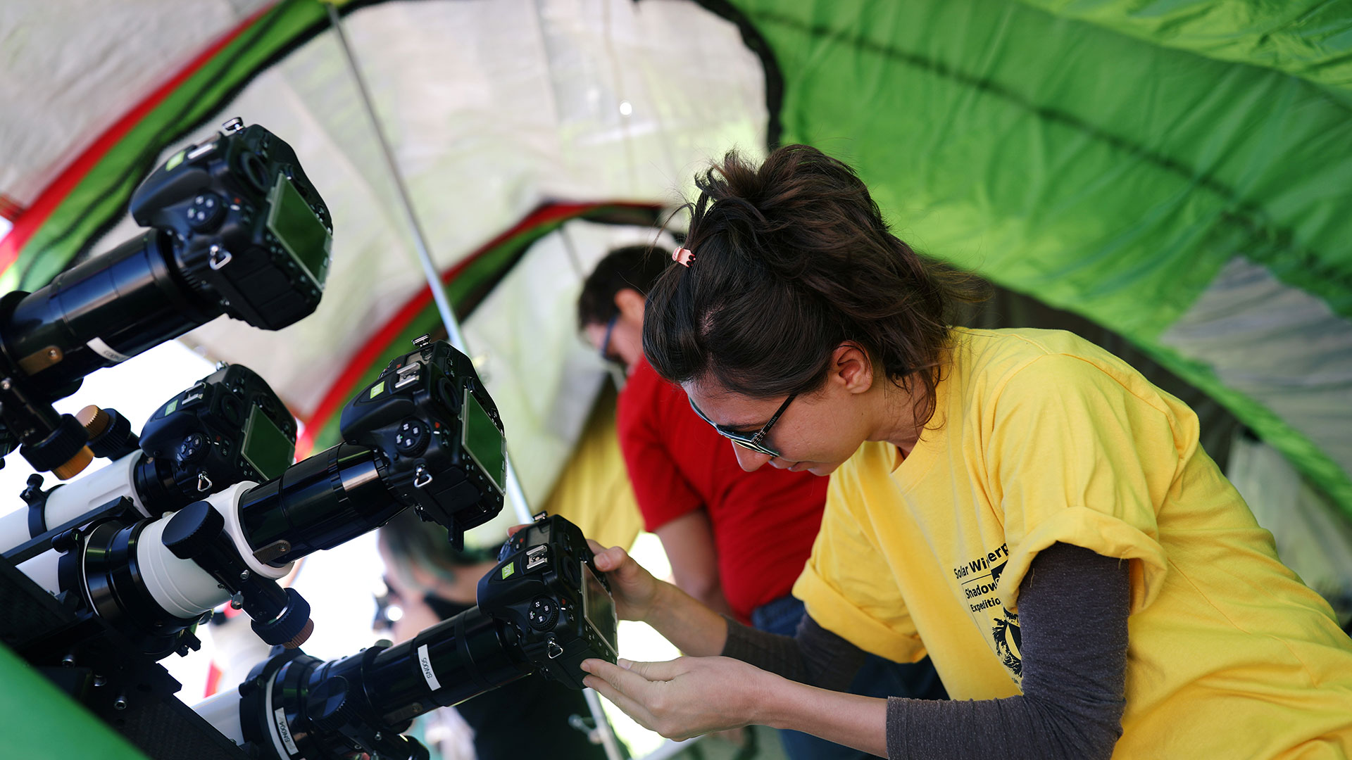 Tulin Bedel, miembro de los Sherpas de Viento Solar, prepara su equipo (Reuters)