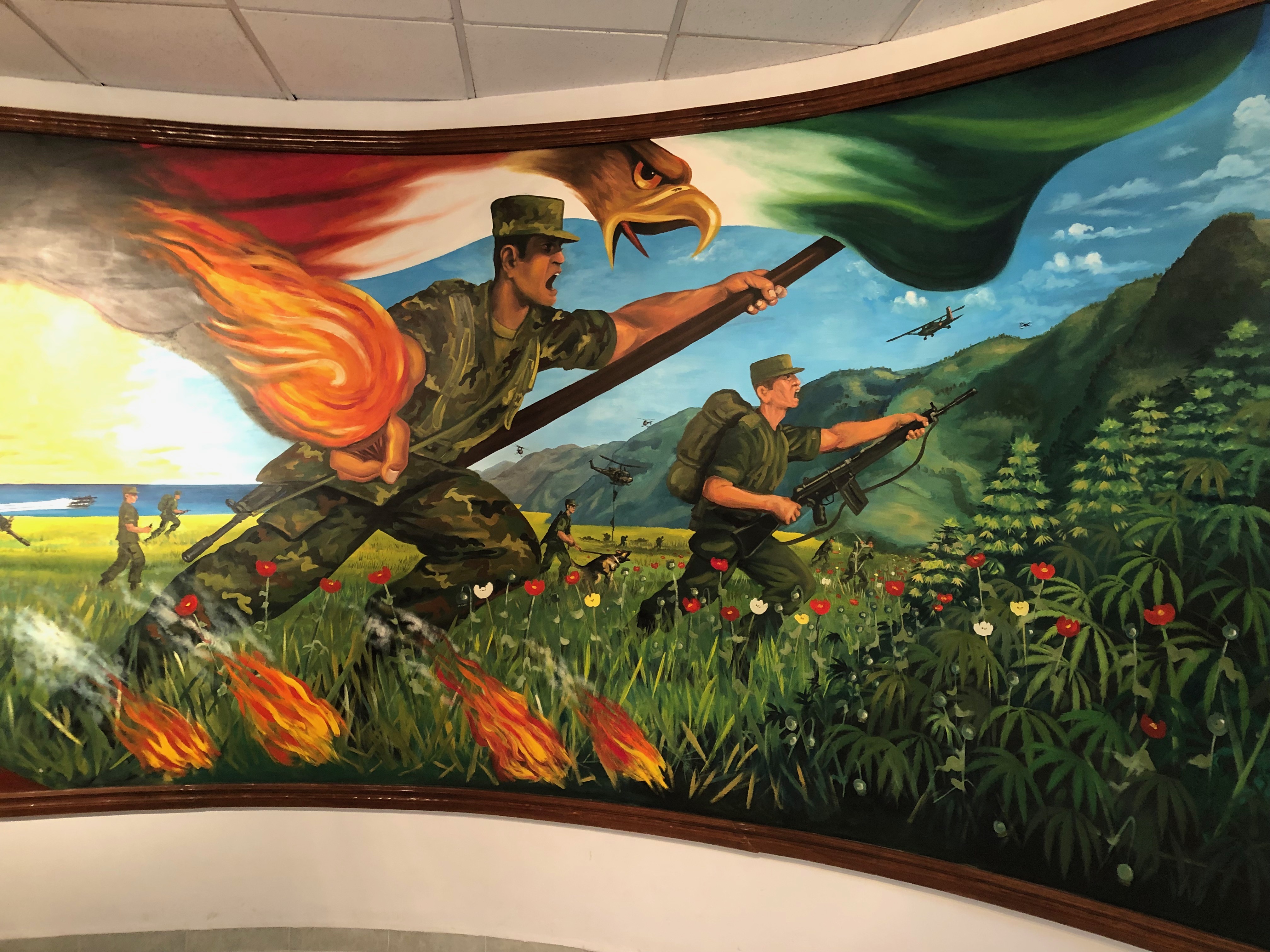 Mural pintado por militar en retiro que da la bienvenida el Museo de los Enervantes (Foto: Diana Zavala/Infobae)