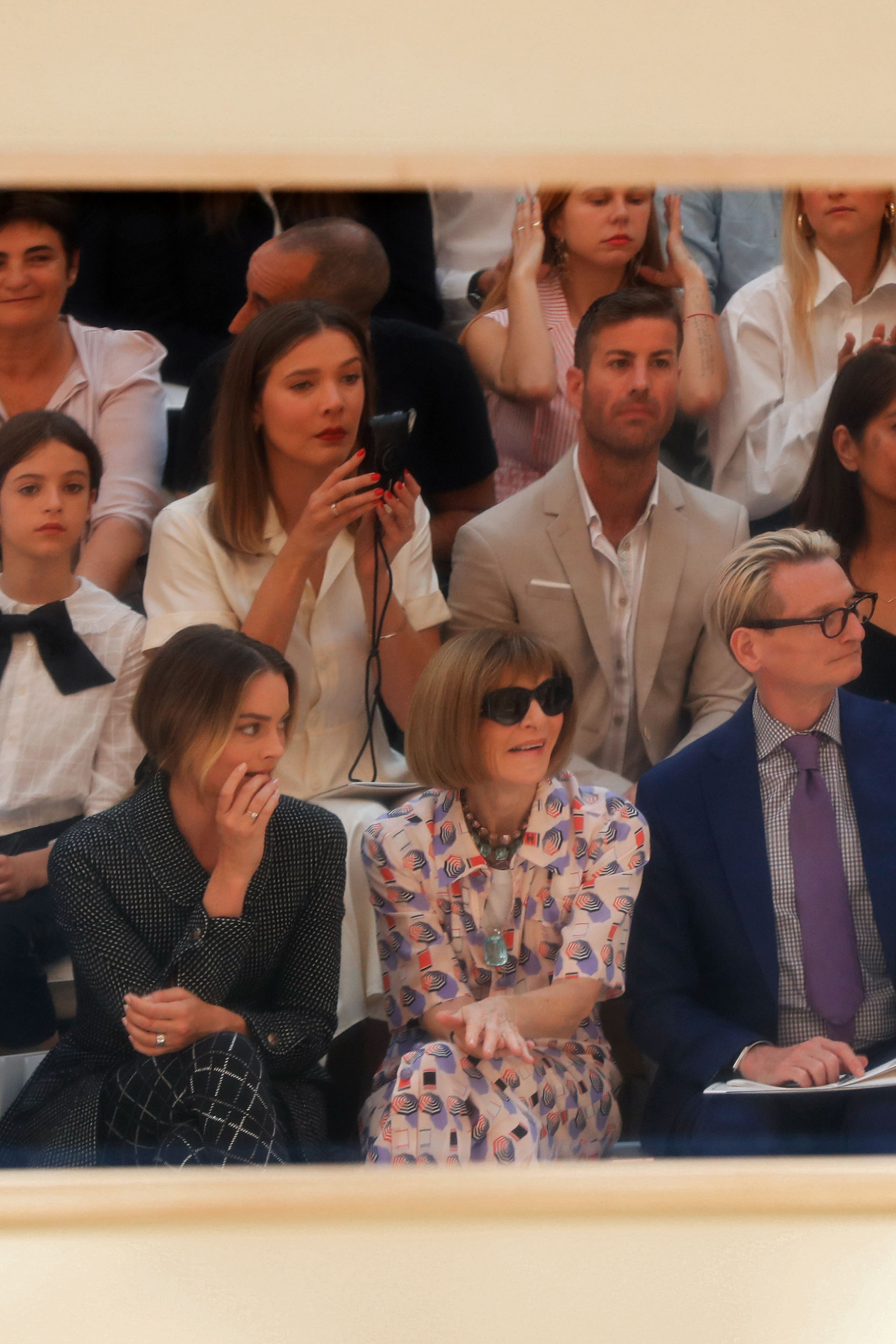 Margot Robbie junto a Anna Wintour siguiendo de cerca la última propuesta de Chanel