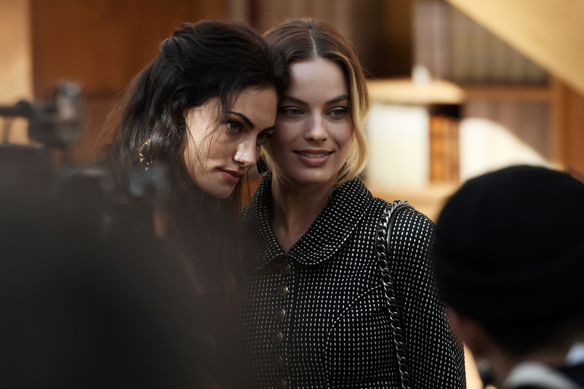 Phoebe Tonkin y Margot Robbie