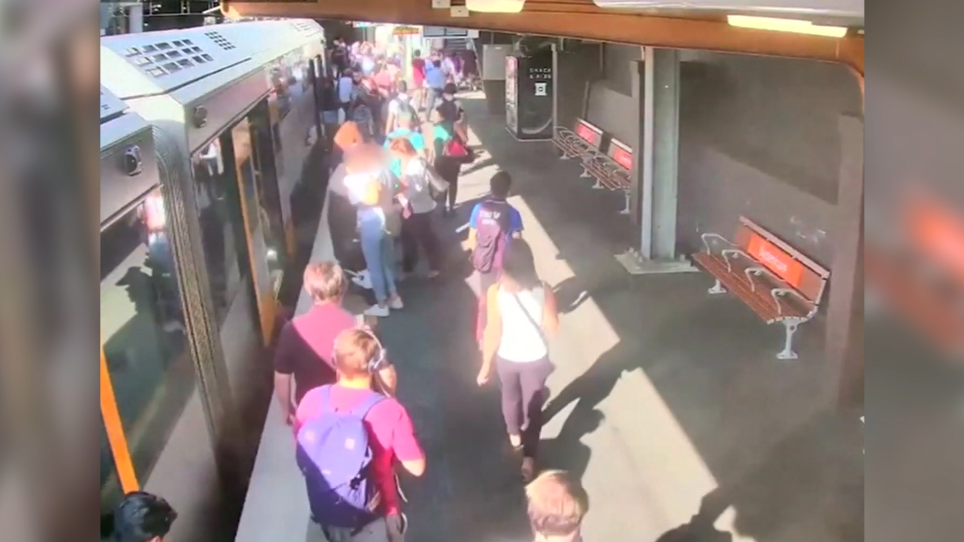 Su otro hijo cayó por el hueco que separa al andén del tren