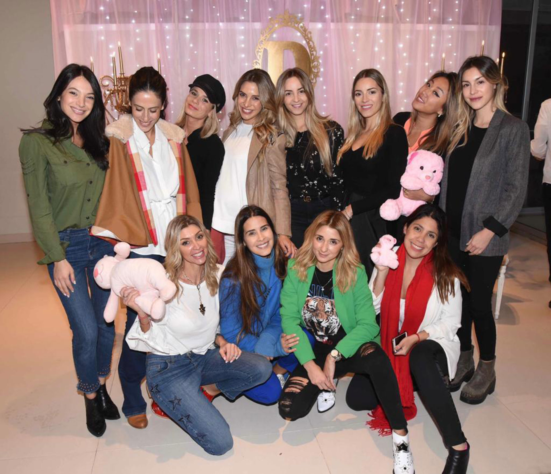 Luisa con todas sus amigas, de distintos grupos: del espectáculo; del colegio de Devoto en el que estudio; de Palermo, donde vive actualmente
