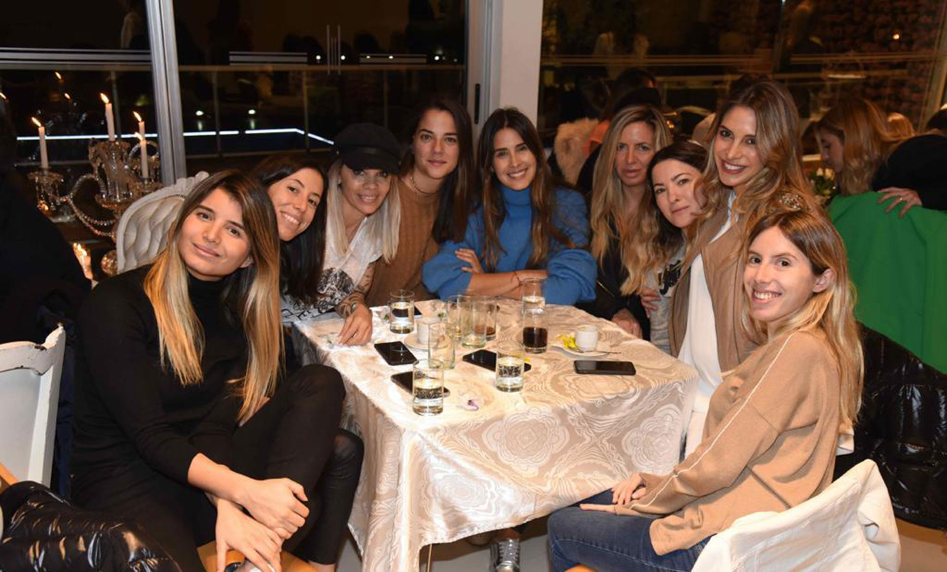 Entre amigas: Mery Burlando (hija de Fernando Burlando), Sofía Sarkany, Romina Traetta, Martina Cozzi, Carolina Cecconello, Vale Ret, Sofía Garbarino y Josefina Sarkany, con Luisa