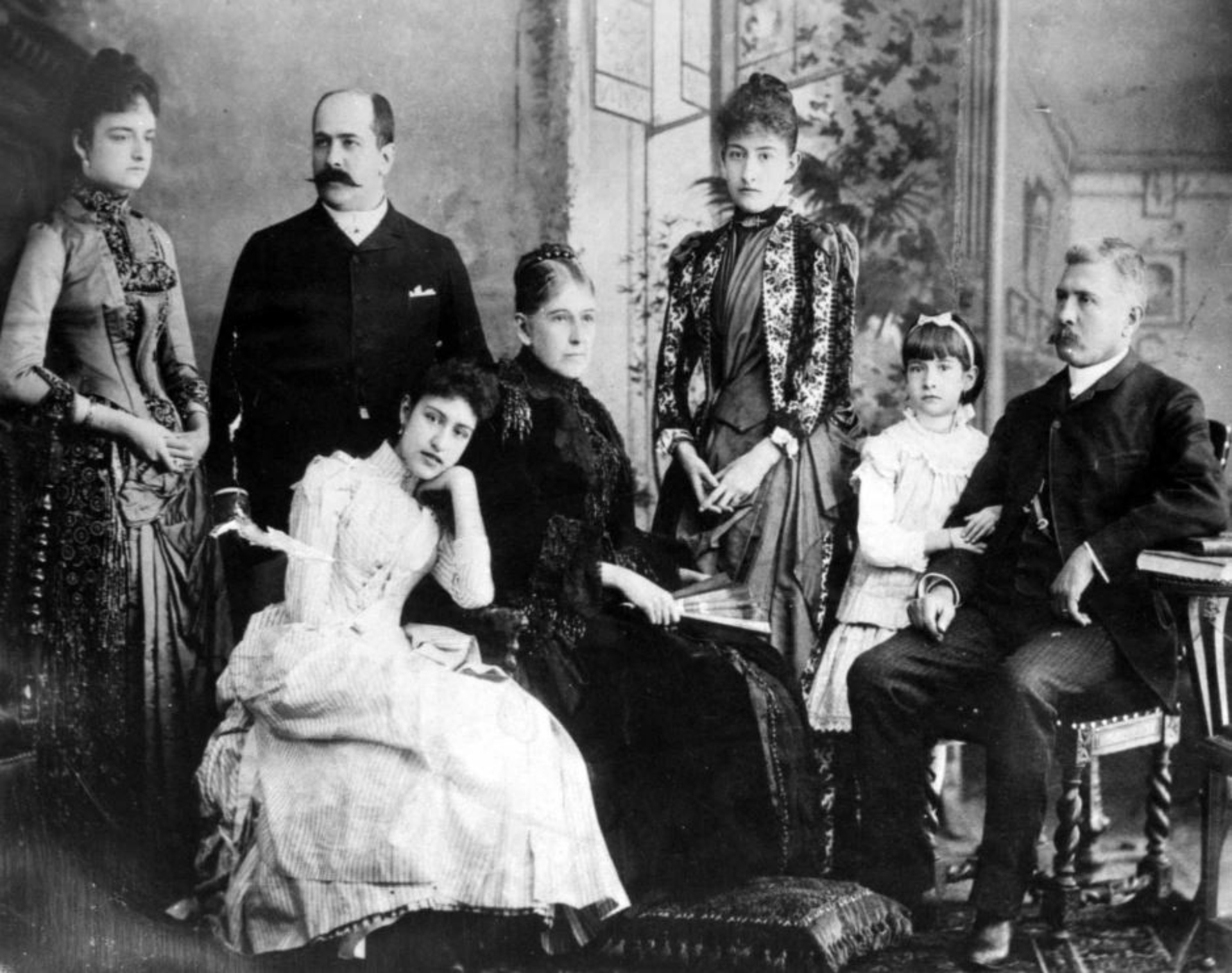 Foto del ex mandatario con miembros de su familia tras su exilio en Francia (Foto: Especial)