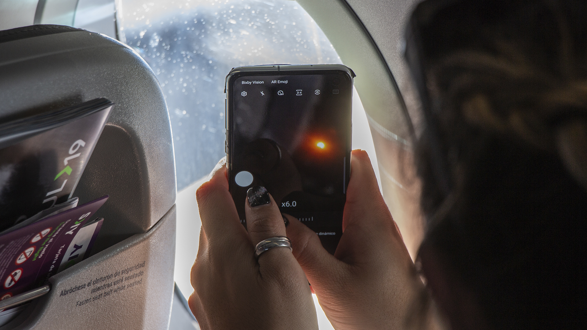 96 personas viajaron a bordo del Airbus 320 Neo pilotado por el ingeniero espacial Klaus Von Storch. Todas le sacaron su foto al eclipse para compartirla con sus familiares y amigos. Hasta el astrónomo más experimentado dedicó unos segundos en eternizar el instante con una fotografía