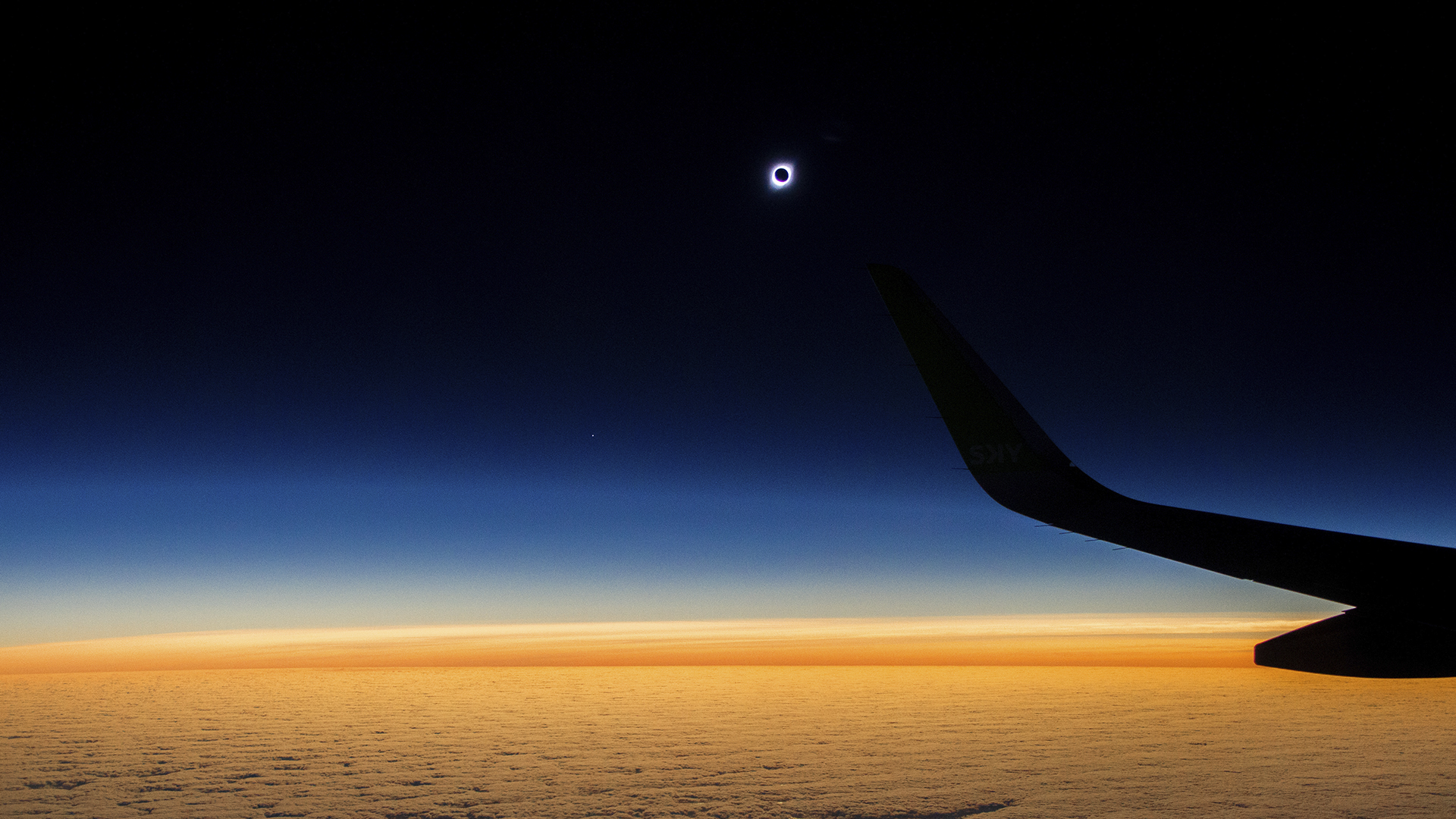 Una danza cósmica milenaria, un juego de luces por la alineación exacta de tres cuerpos en el espacio: la luna bloqueando la luz que el sol proyecta en la tierra. El eclipse total solar es el evento astronómico de 2019. Se pudo ver en una franja de 147 kilómetros que atravesó Chile y Argentina de oeste a este