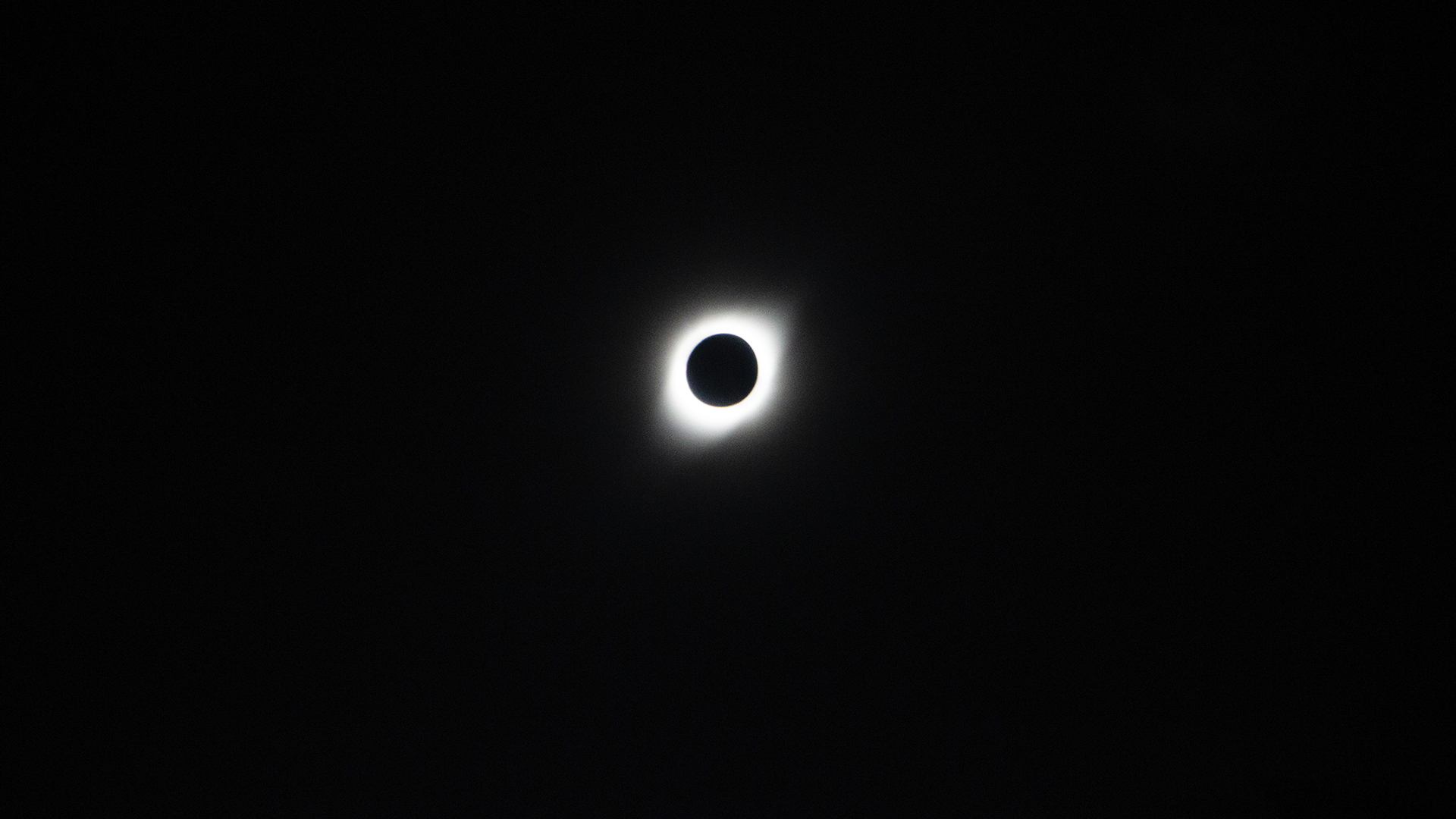 Infobae participó de la iniciativa de National Geographic: ver el eclipse desde el mejor punto posible. A doce mil metros de altura sobre el nivel del mar, encima del océano Pacífico, a la altura de La Serena, el Airbus 320 Neo se posicionó para que los 70 tripulantes (la capacidad es del doble) pudieran ver por las ventanillas del costado izquierdo cómo el día se convirtió en noche por más de dos minutos
