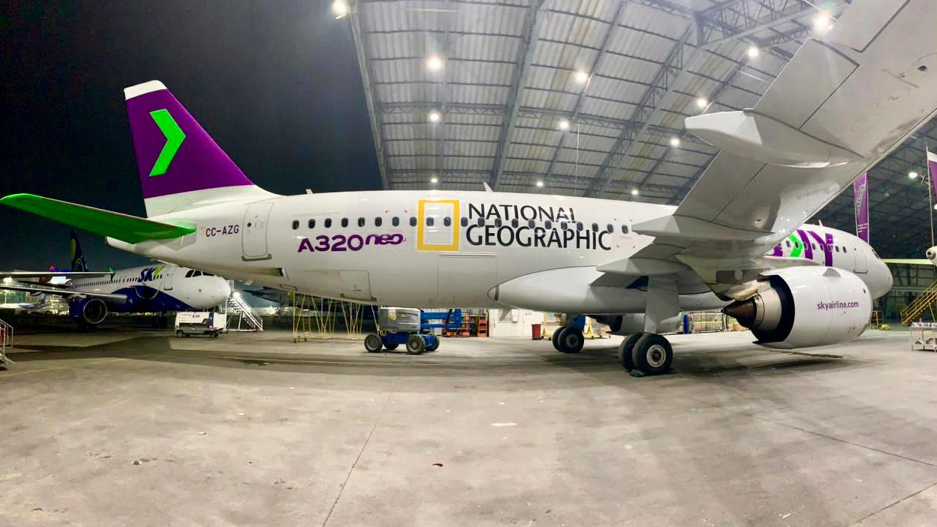El avión, un Airbus 320 Neo, llevó a periodistas, astrónomos, divulgadores científicos. Se trató de una iniciativa de National Geographic bautizada “Into the Dark”, en una movida sin precedentes en Latinoamérica. Fue un vuelo comercial en formato chárter que se elevó por encima de las rutas de los aviones convencionales para capturar mejor la inmensidad del eclipse