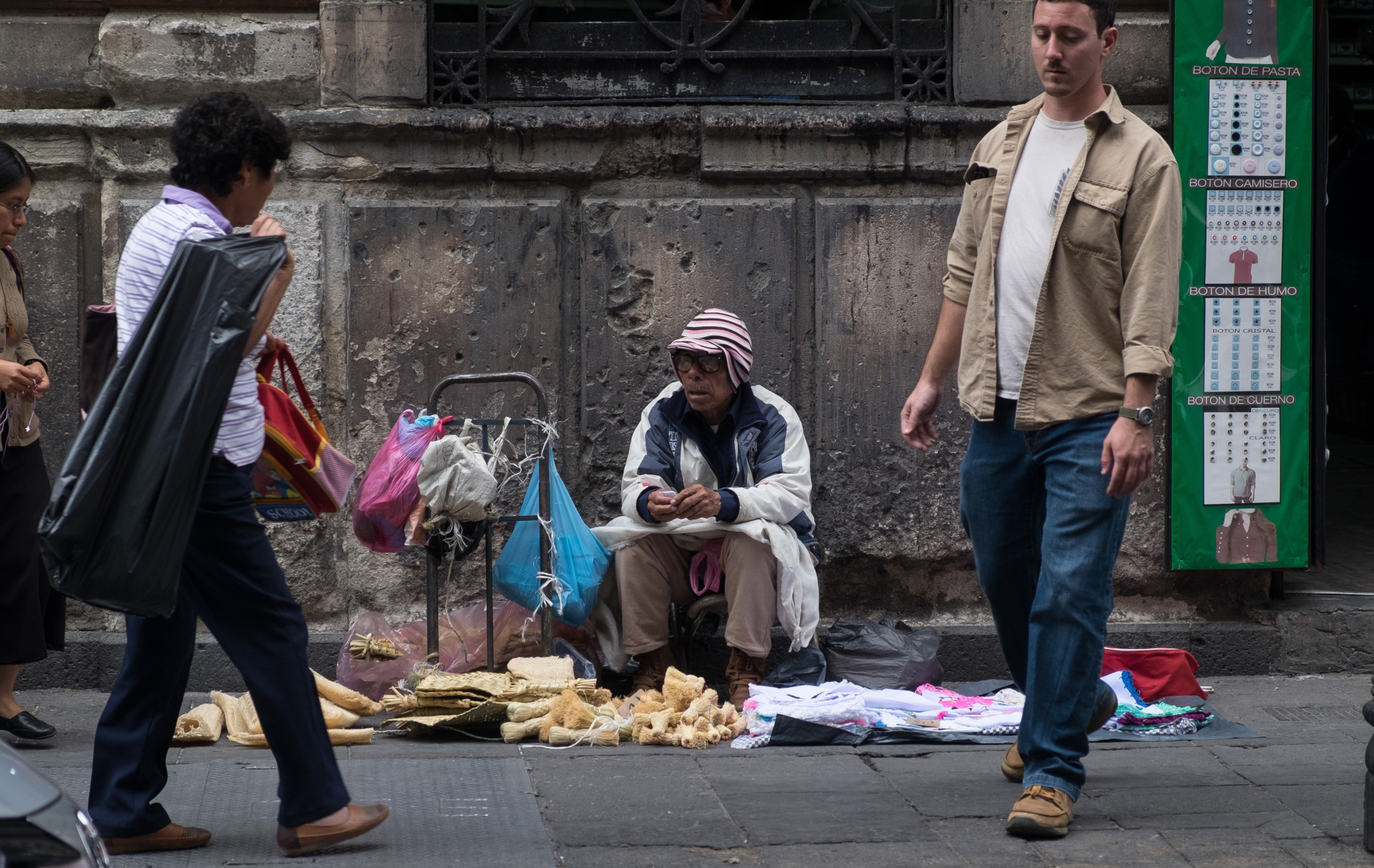 Un hombre de la tercera edad vende esponjas para baño en la Ciudad de México (Foto: Cuartoscuro)