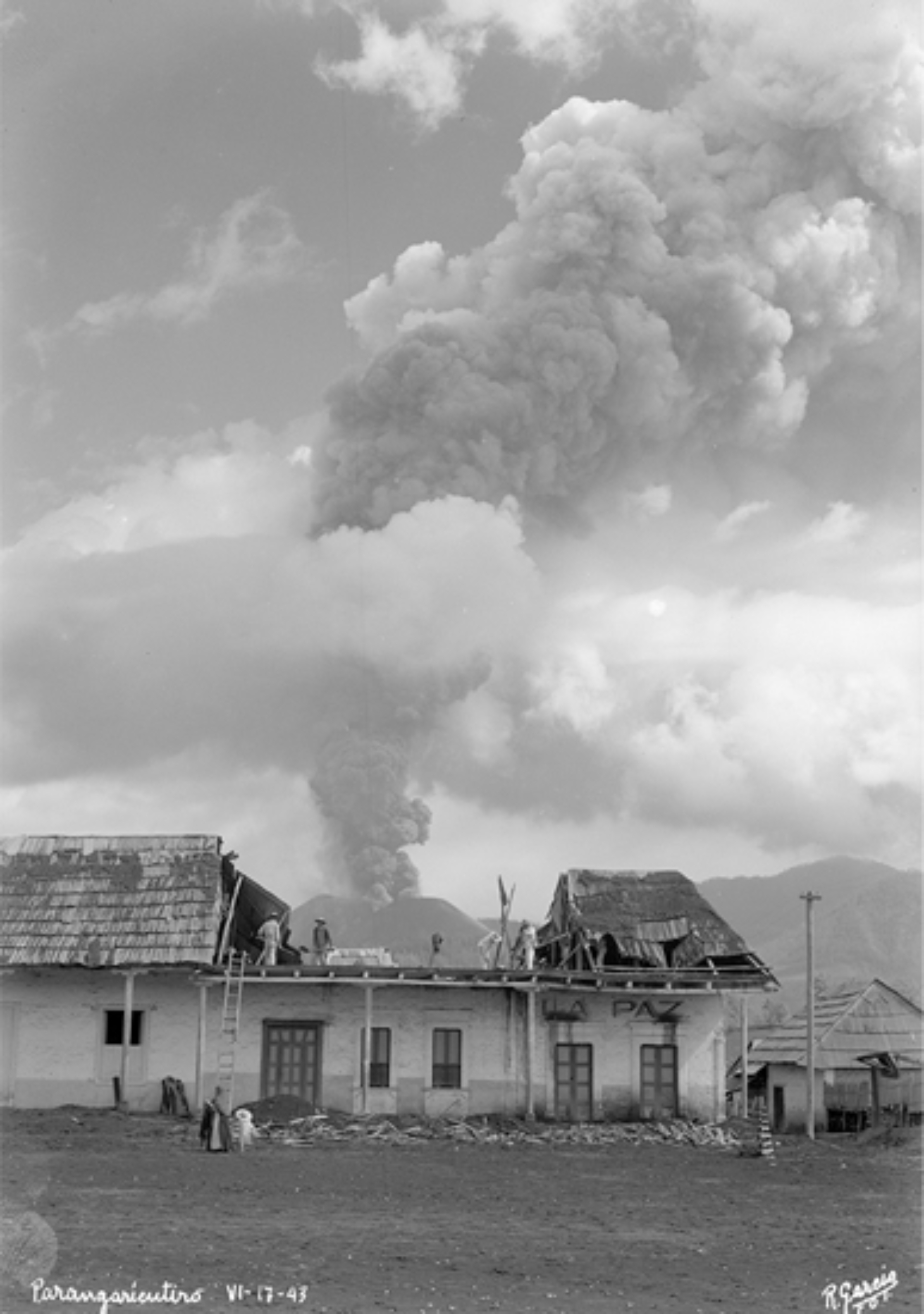 Rafael García/SINAFO/INAH Más información: http://cuartoscuro.com.mx/2014/09/una-mirada-al-paricutin/[/url] Copyright © Cuartoscuro.com 2014.