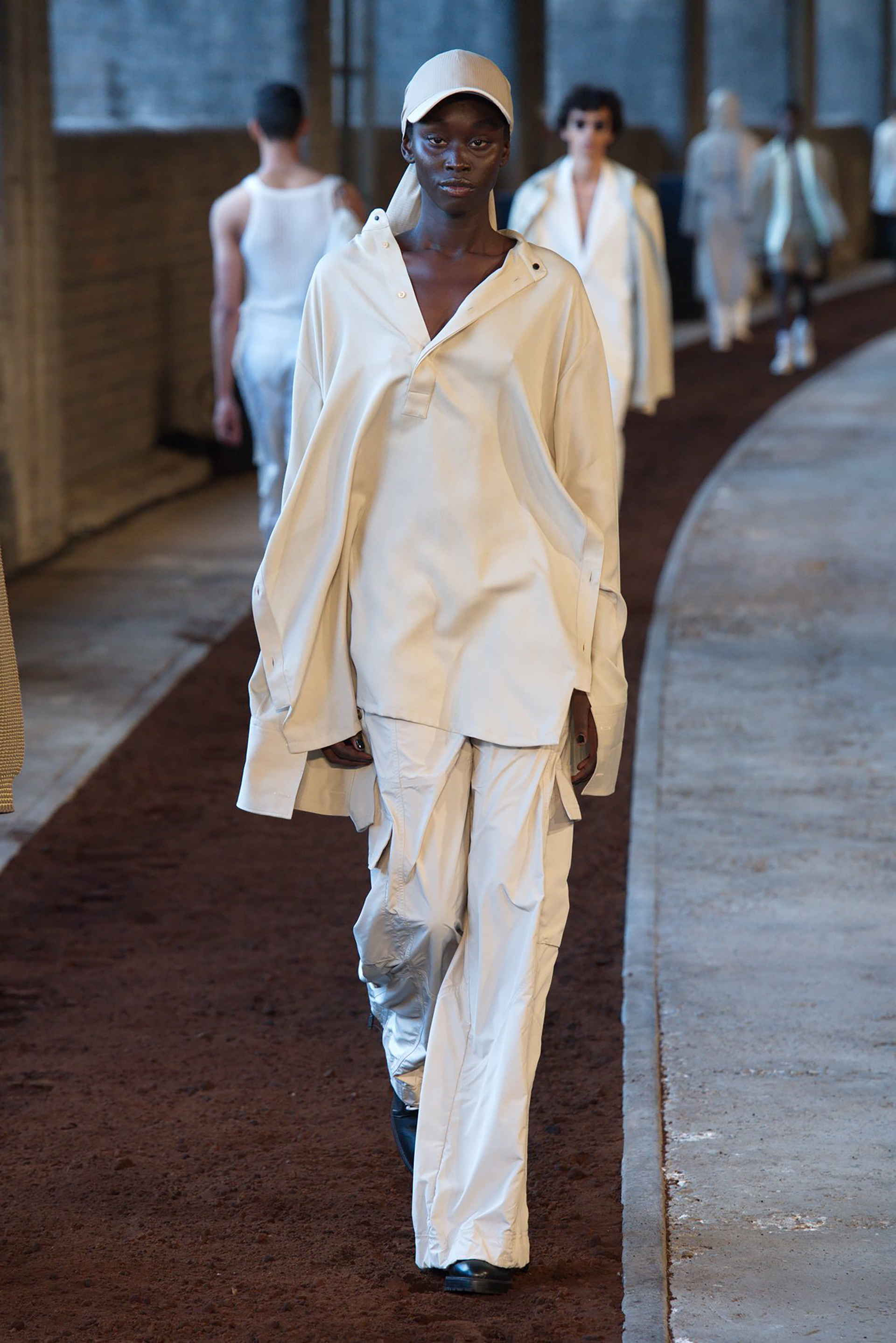 Gracias a su talento, Khalid Qasimi se presentó en varias fashion week de Londres y París, y ha ganado reconocimientos por su inteligencia y sensibilidad por la exploración de temas sociopolíticos pertenecientes al Medio Oriente en sus colecciones