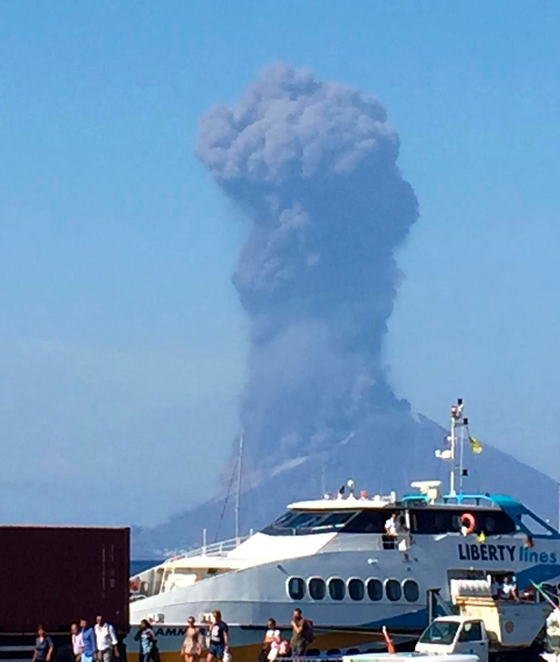Volcán Strómboli en erupción (EFE)