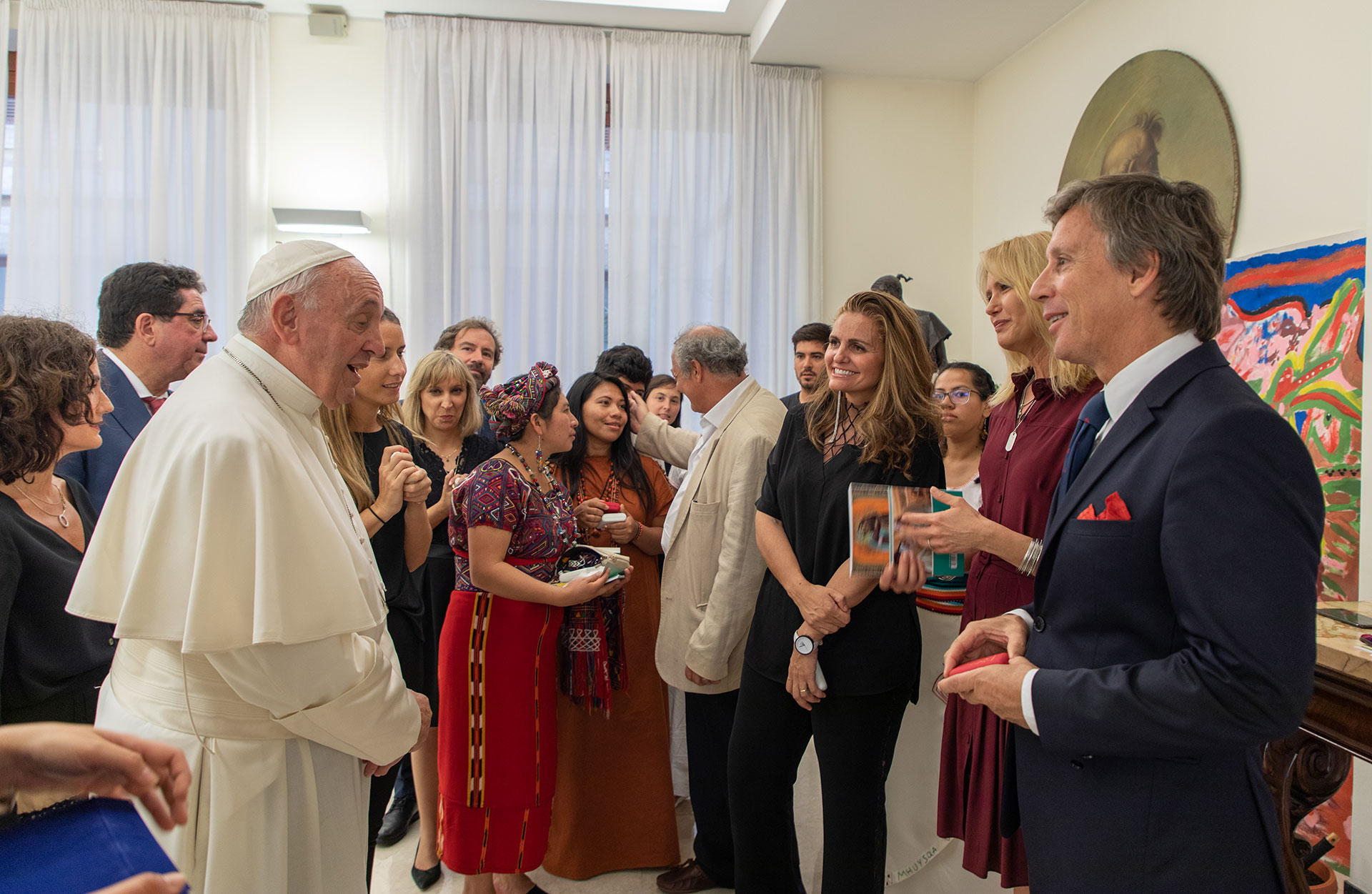 La modelo condujo el Concierto por la Paz, un evento a beneficio de la fundación Scholas Occurrentes. En la previa habló e intercambio obsequios con Francisco