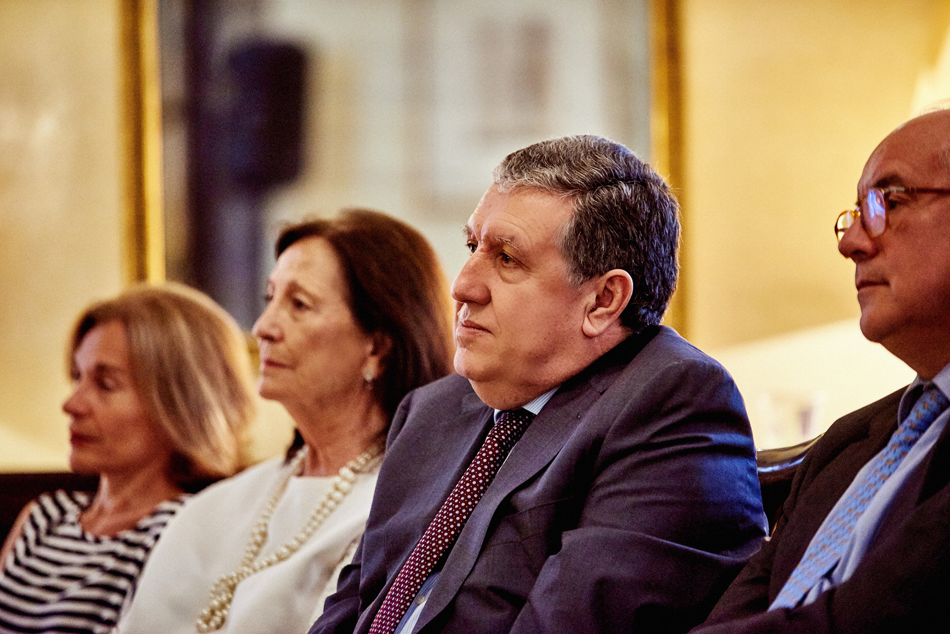 En primera fila, Maribel Ortiz Vizcondeza de García Grande, el embajador Ramón Puerta