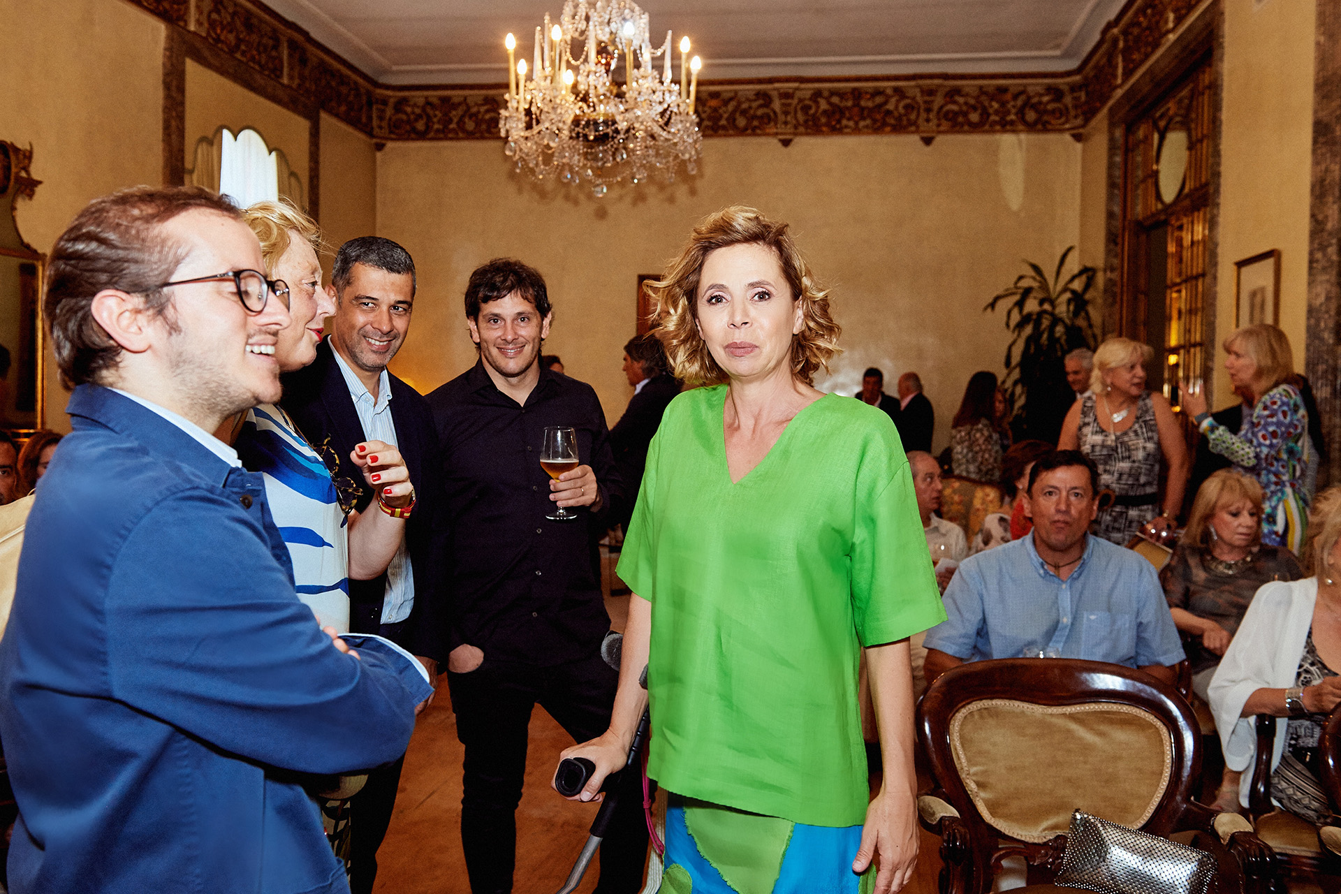 La diseñadora española, Agatha Ruiz de la Prada, rodeada de sus amigos, entre ellos el Francisco de Asis Mortera Nales.