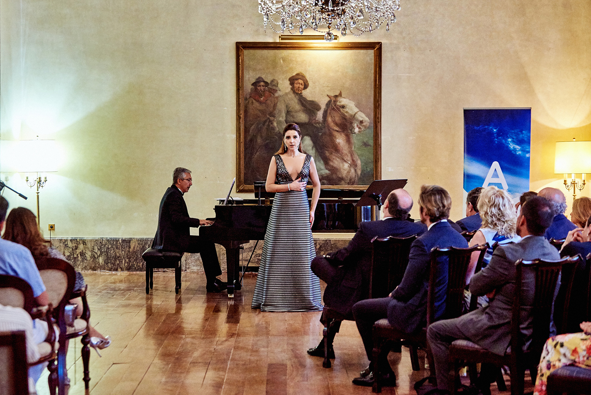 La soprano Virginia Tola y el pianista canario Julio Alexis Muñiz deleitaron a los invitados con canciones del compositor Carlos Vicente Gustavino