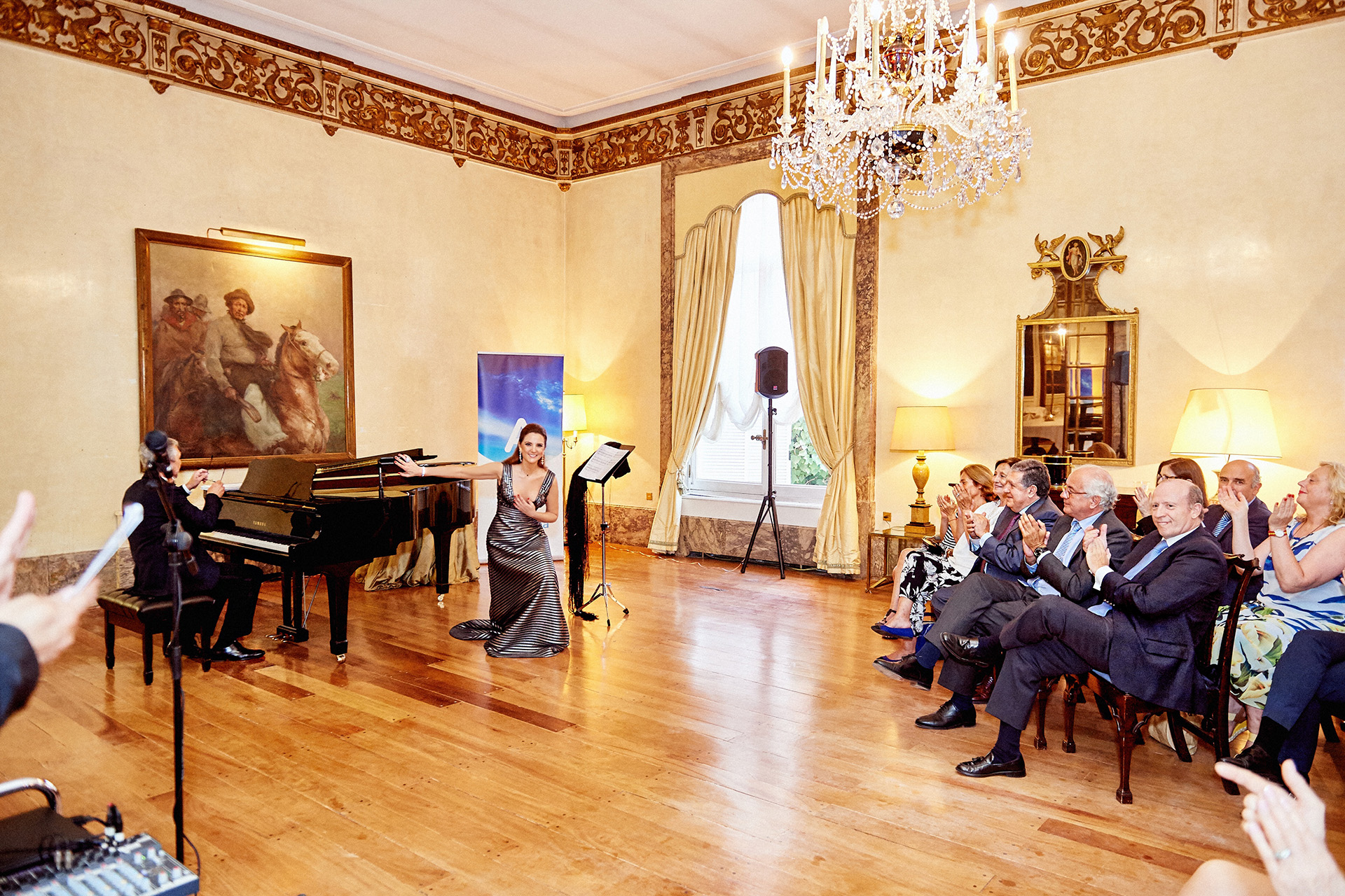 En escena en uno de los majestuosos salones de la embajada de España en Buenos Aires