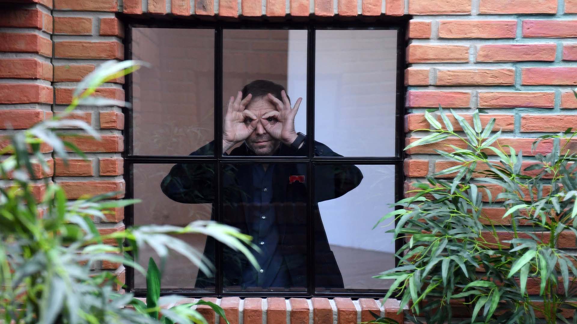 Leandro Erlich posa en “Lost Garden”, una de las 21 obras que componen “Liminal”, la muestra del Malba
