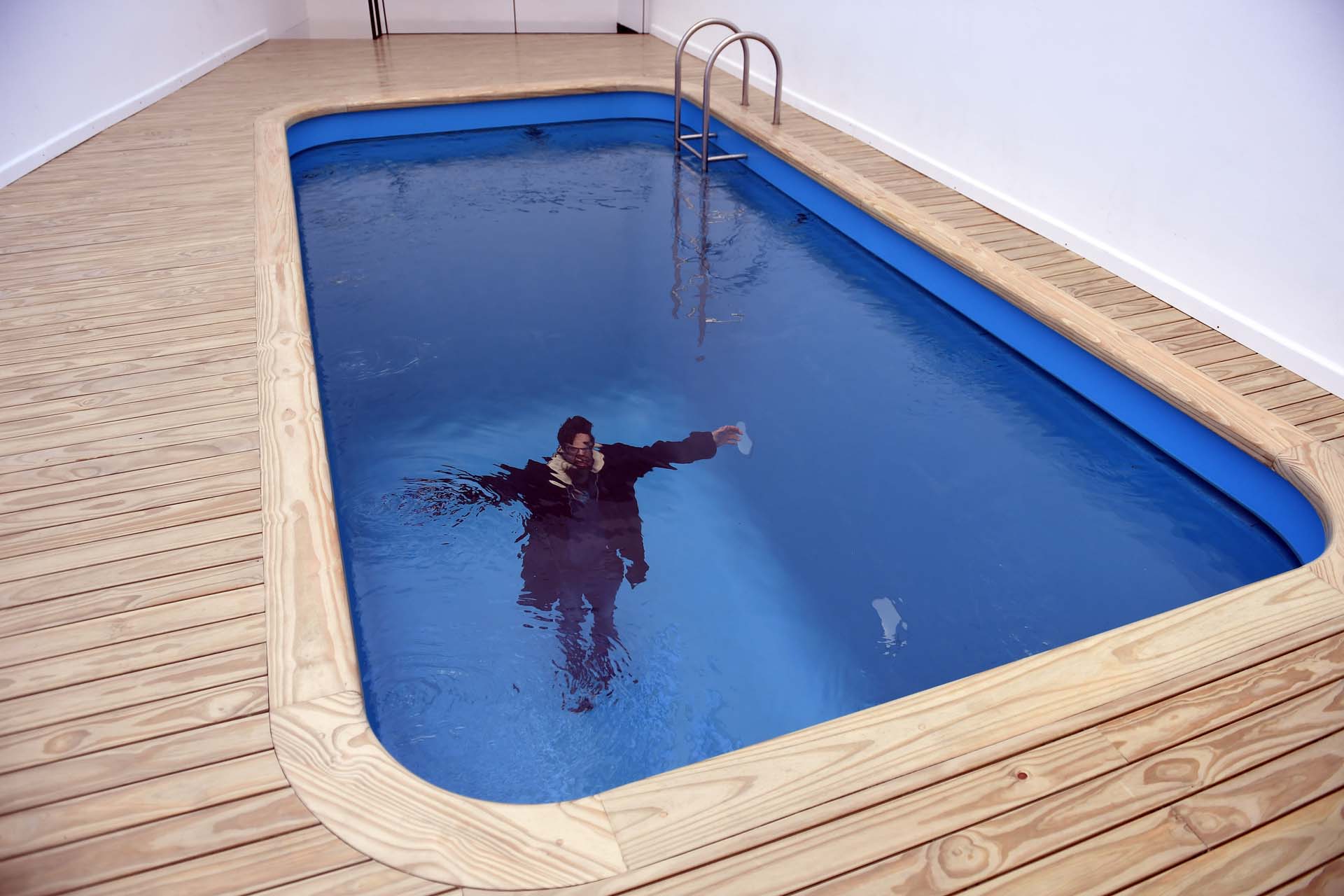“La Piscina” que no moja fue un sucedo de la Bienal de Venecia 2001 y es su primera vez en Buenos Aires (Maximiliano Luna)