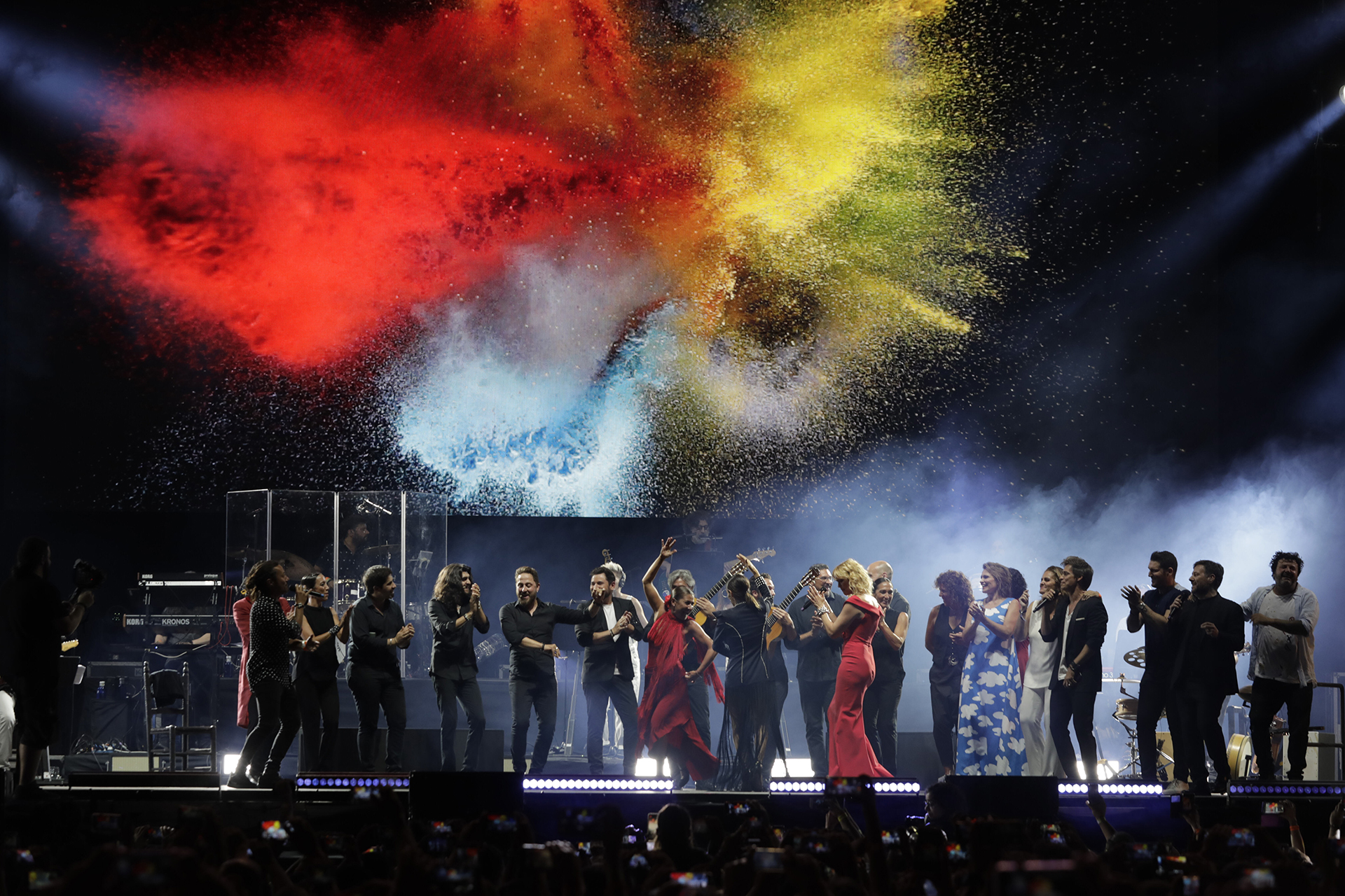 Del evento solidario participaron los artistas: Luis Fonsi, Miguel Poveda, Sara Baras, Ainhoa Arteta, Diego Torres, Rosana, Juan Magán, Marta Sánchez, Antonio José, Aitana, Sebastián Yatra, Carlos Rivera, Ana Guerra, Miriam Rodríguez, Carlos Baute, Manu Tenorio, India Martínez, David Bustamante, Alfred García, DJ Nano y DJ Adrián Lozano.
