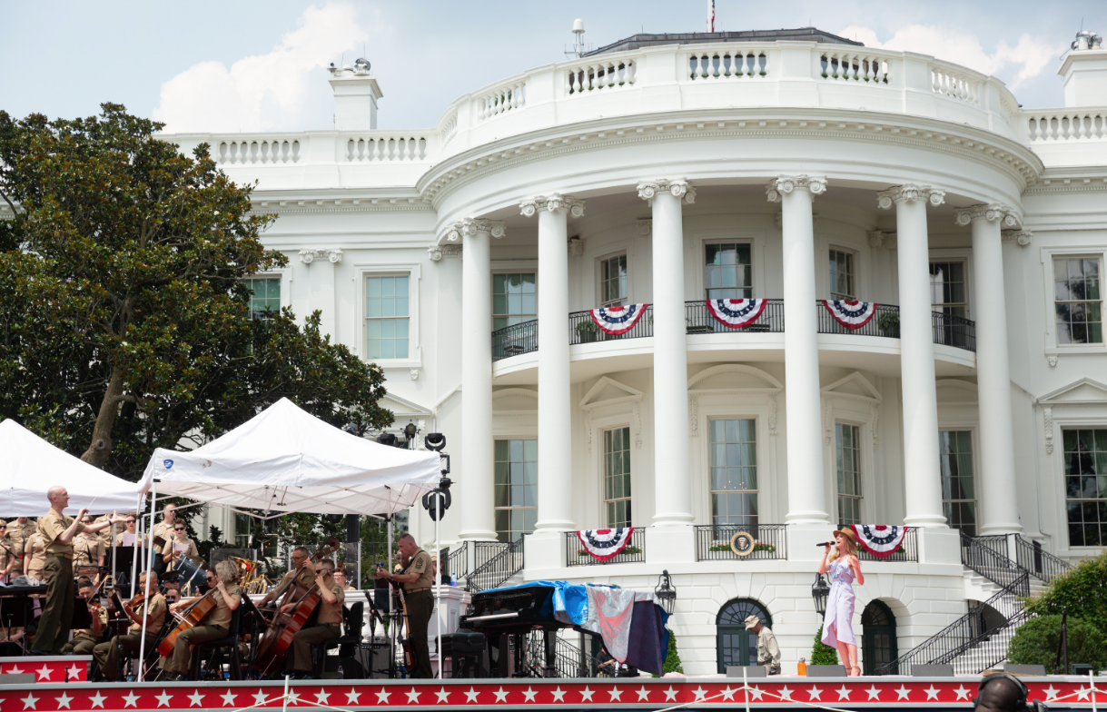 Singer Kelly Levesque cantó “God Bless the USA” en los jardines de la Casa Blanca el 4 de julio de 2018. (whitehouse.gov)
