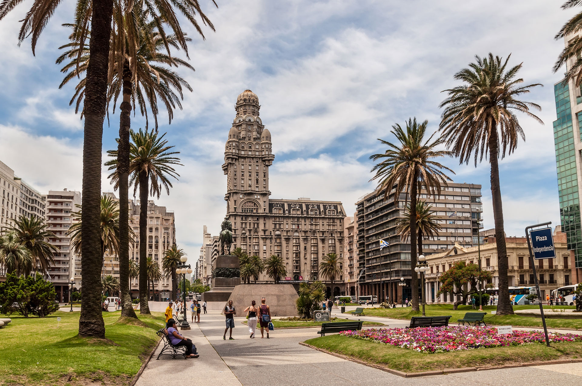 Los bancos de Uruguay también son elegidos como destino para los ahorros (Shutterstock)