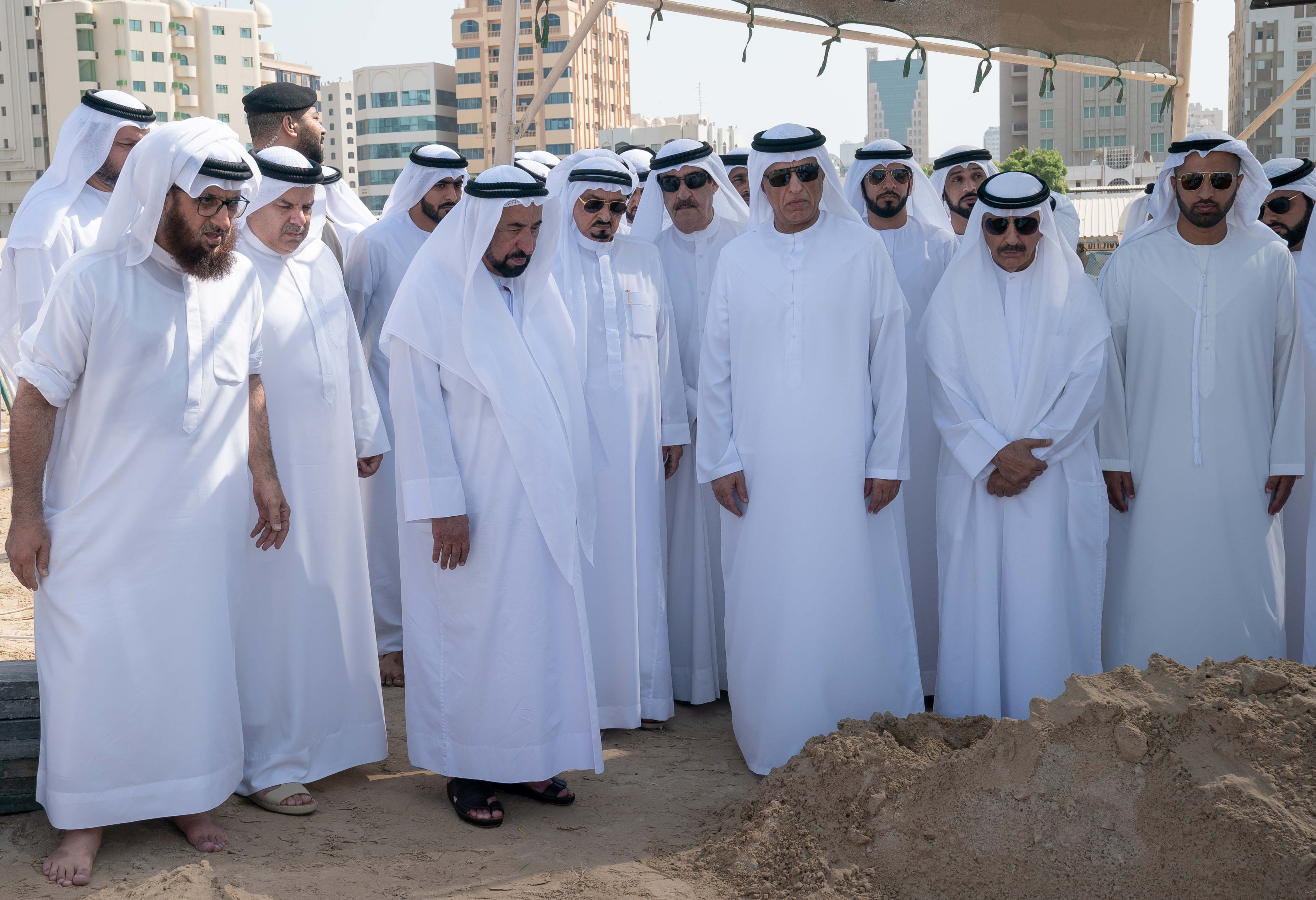 El jeque Sultan bin Mohammed al-Qasimi y otros líderes emiratíes encabezaron el funeral de Khalid bin Sultan al-Qasimi (AFP)