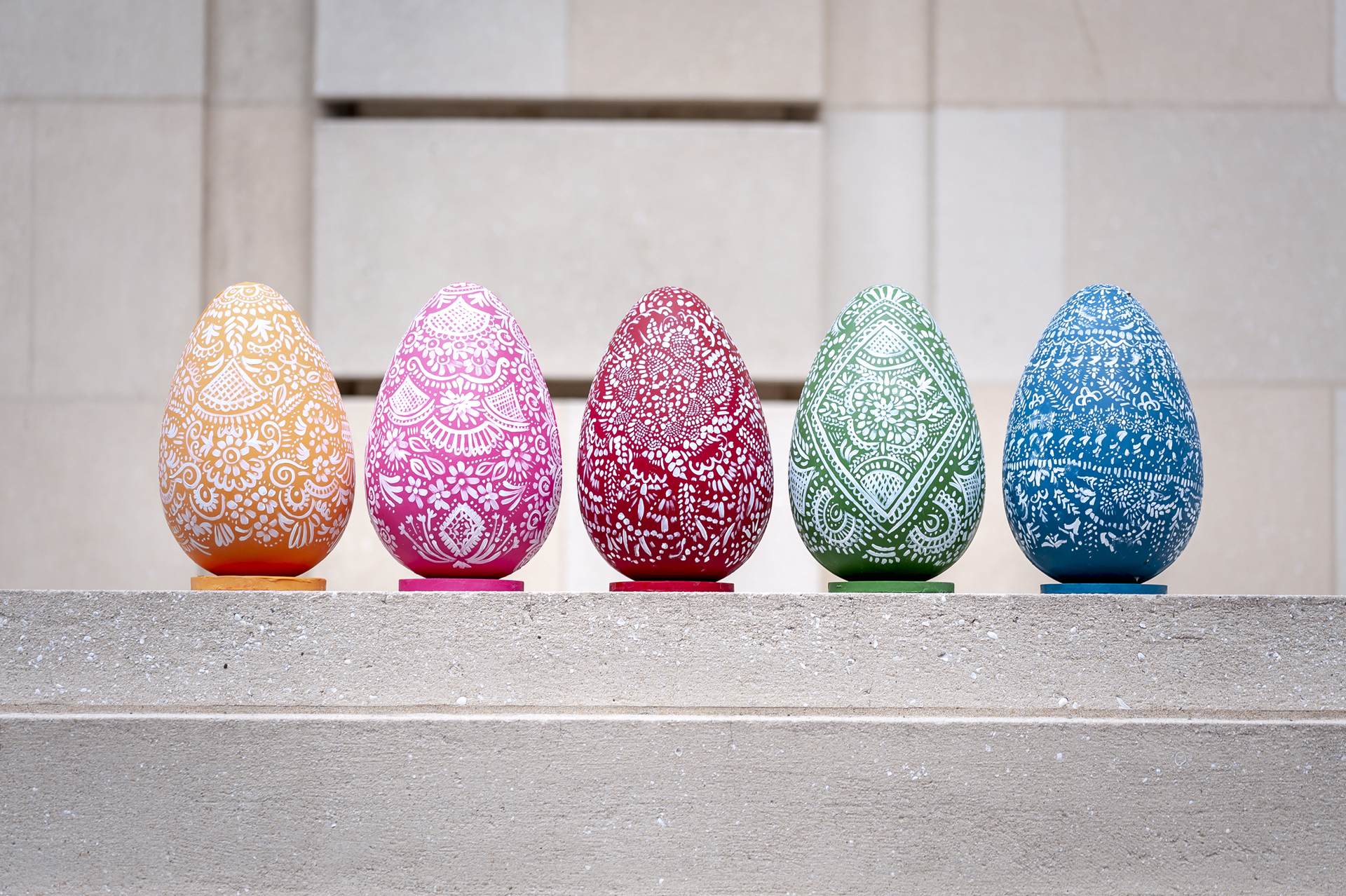 Los huevos de Pascua pintados a mano y súper coloridos por Damián Betular