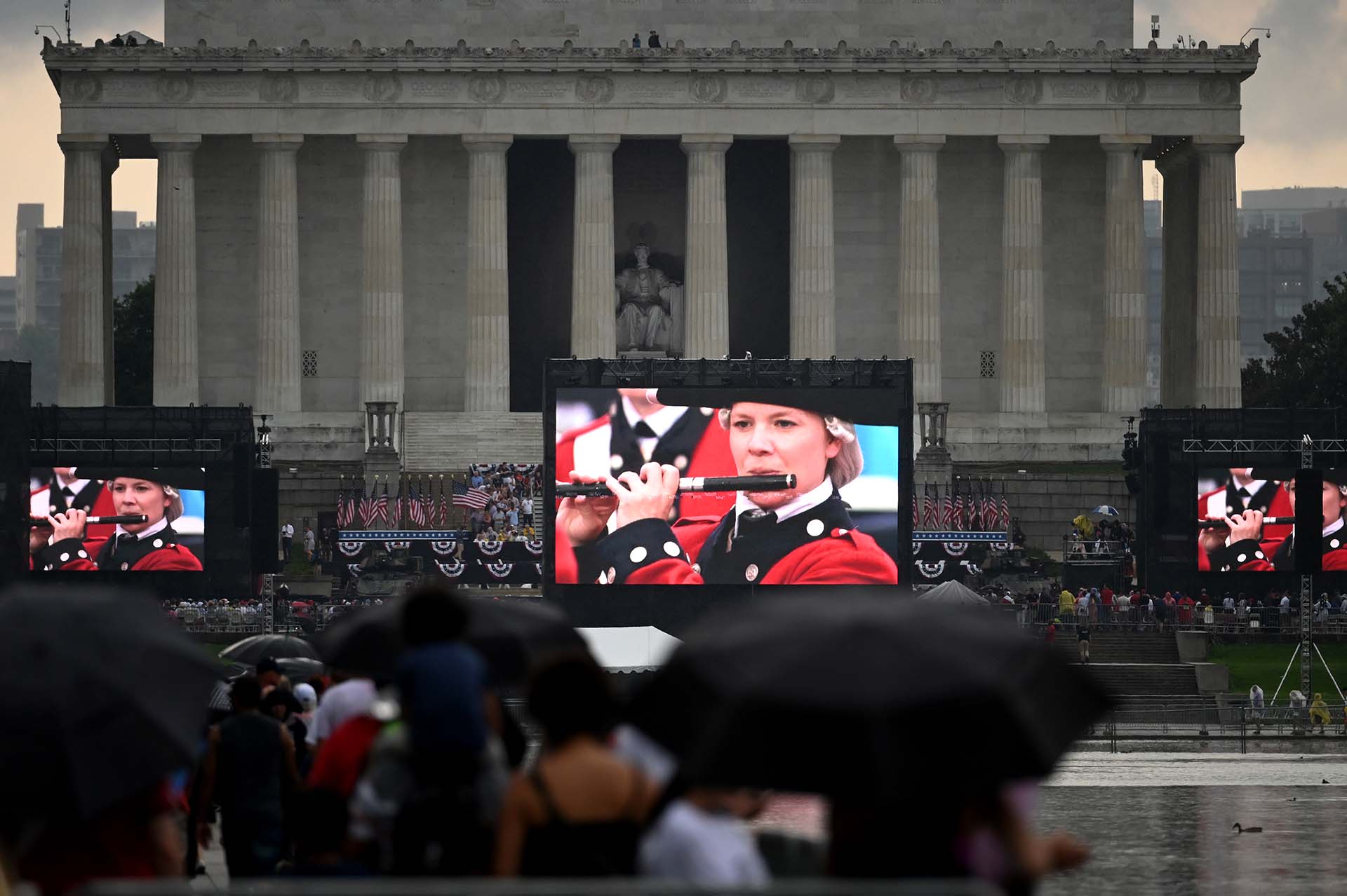 Cientos de seguidores de Trump observaron su discurso desde el monumento a Lincoln