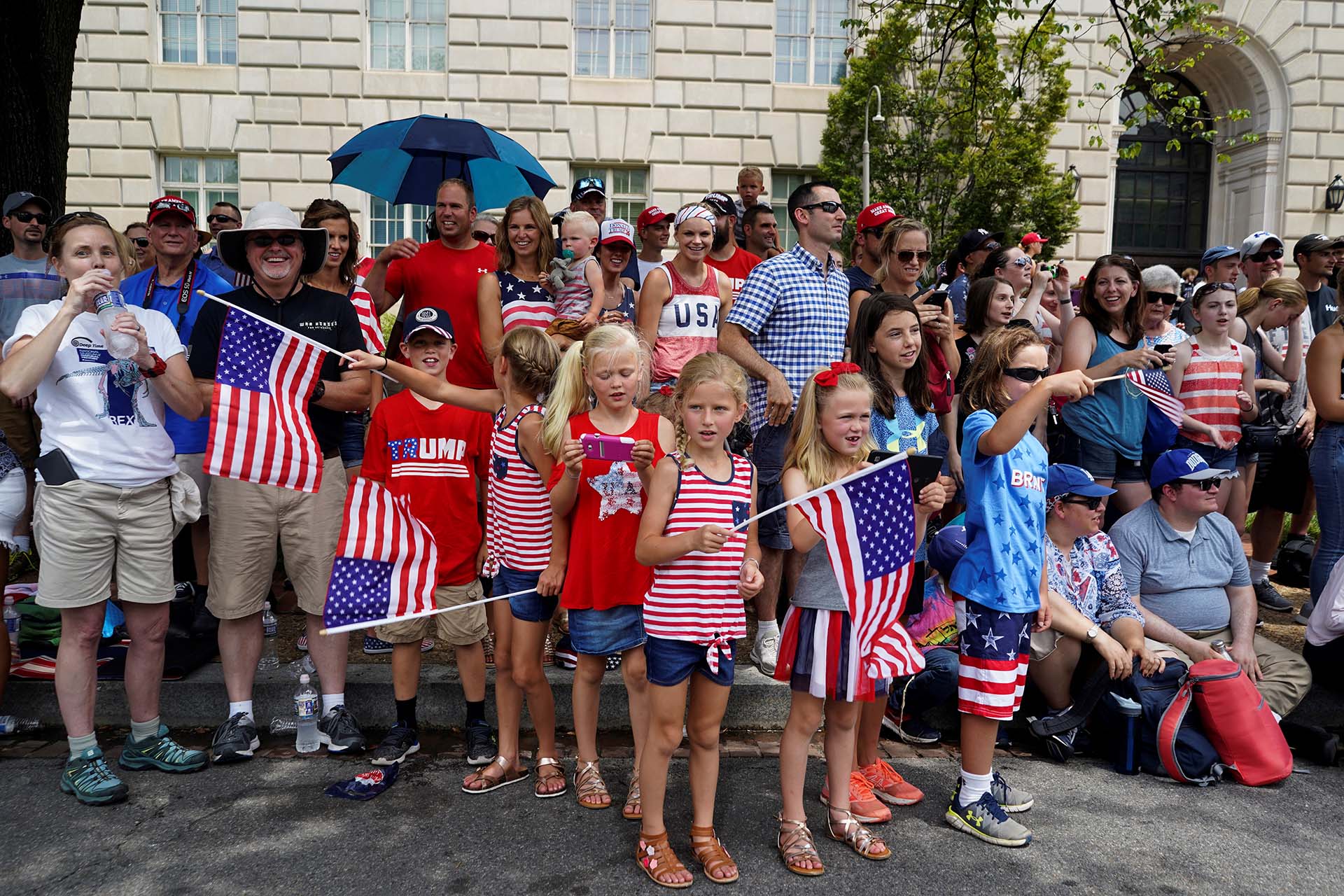 Adultos y niños observaron el desfile de tropas militares en la Constitution Ave de Washington