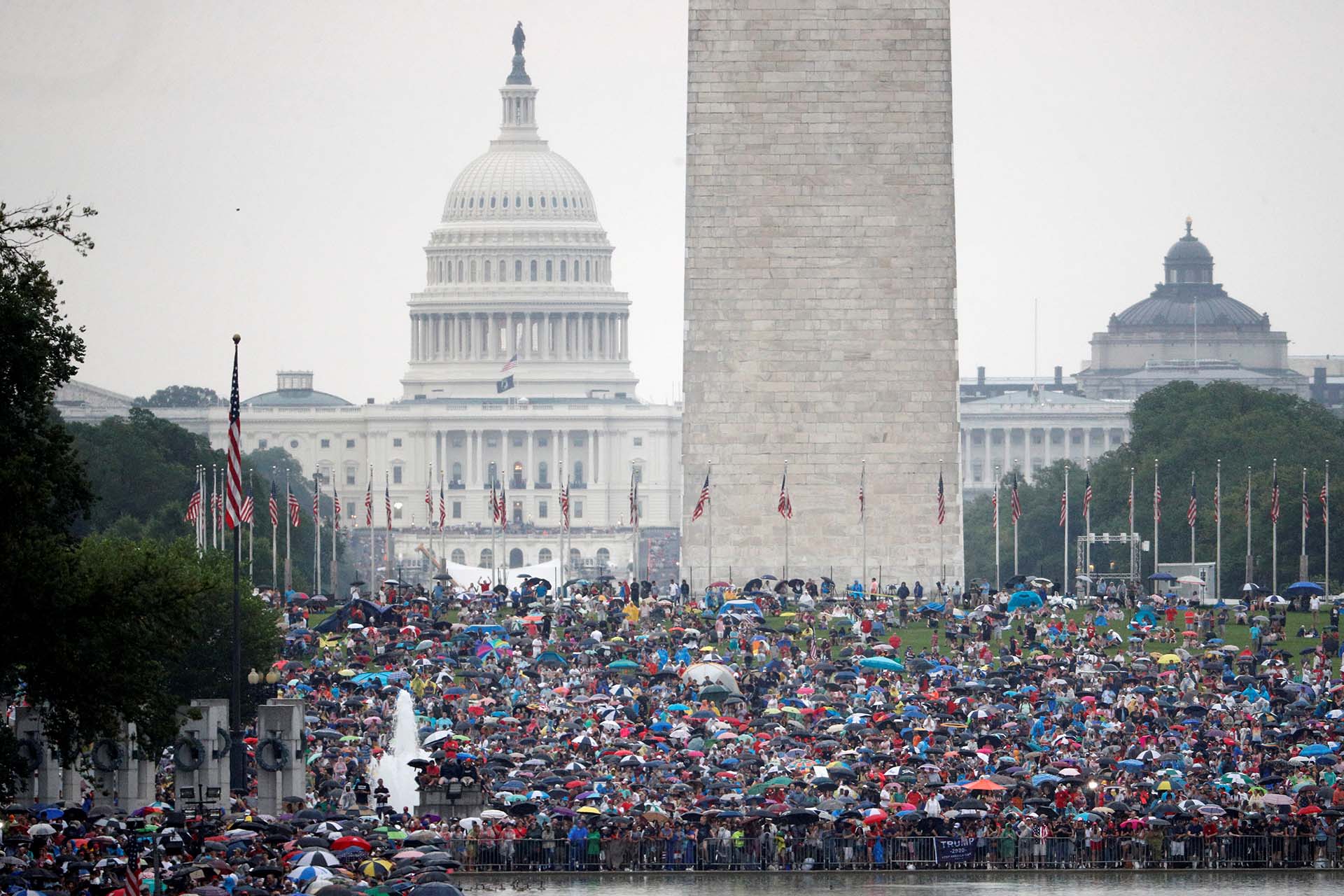 Cientos de estadounidenses se reunieron en Washington bajo la lluvia para presenciar el acto de Trump