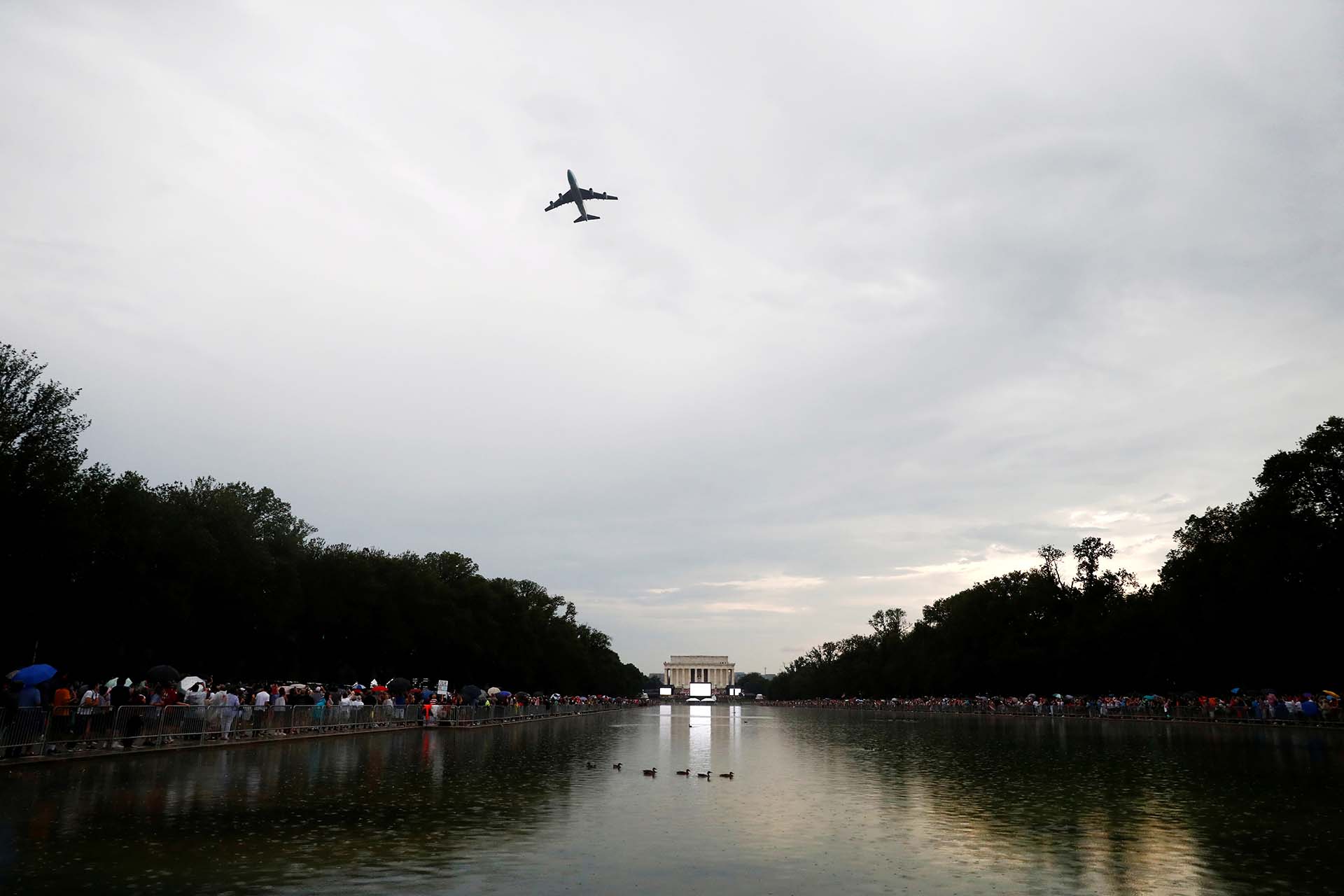 El avión presidencial Air Force One sobrevoló la zona donde se realizó el acto en Washington
