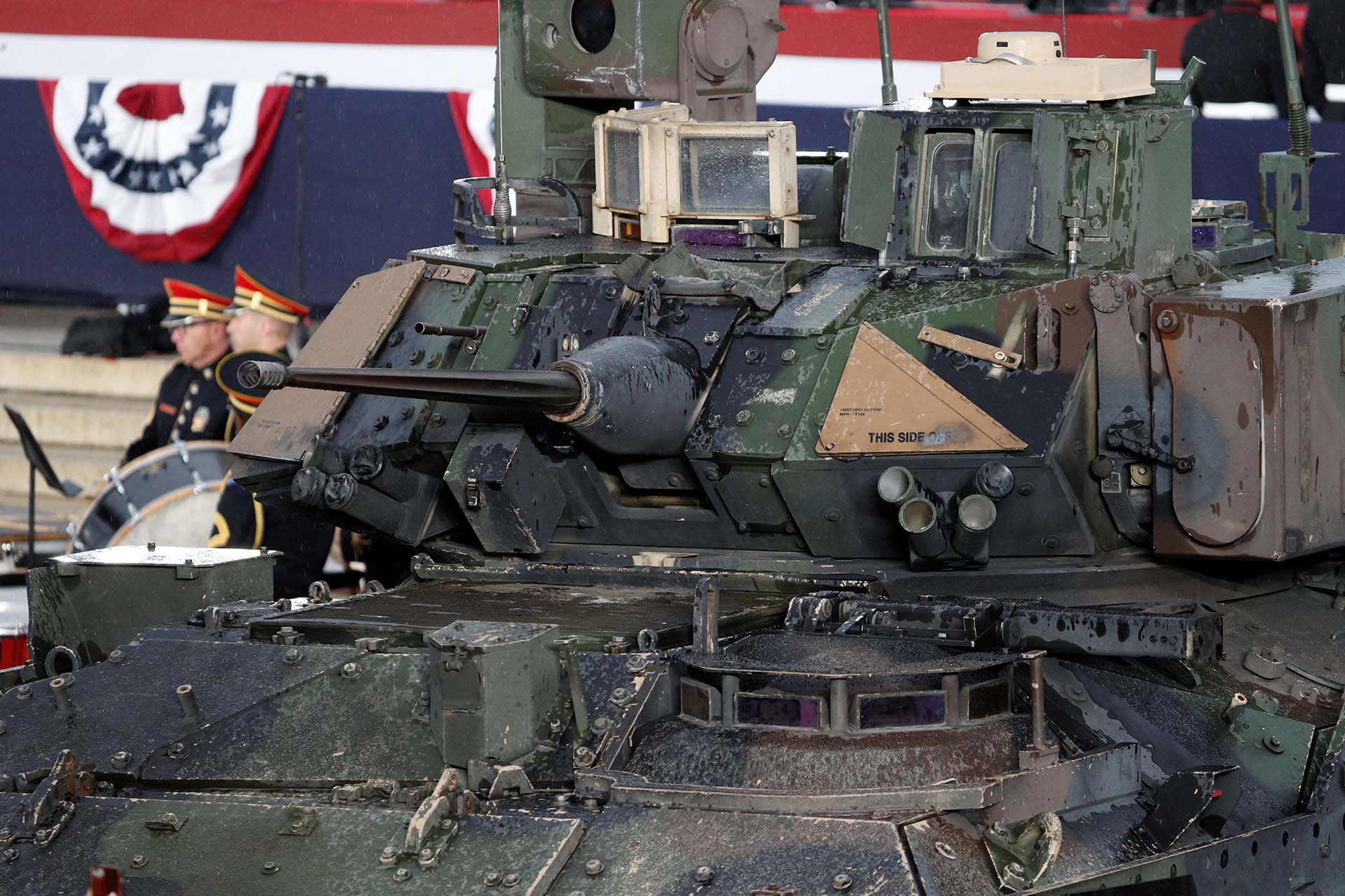 Las tropas exhibieron un vehículo de combate Bradley a metros del escenario donde habló Trump