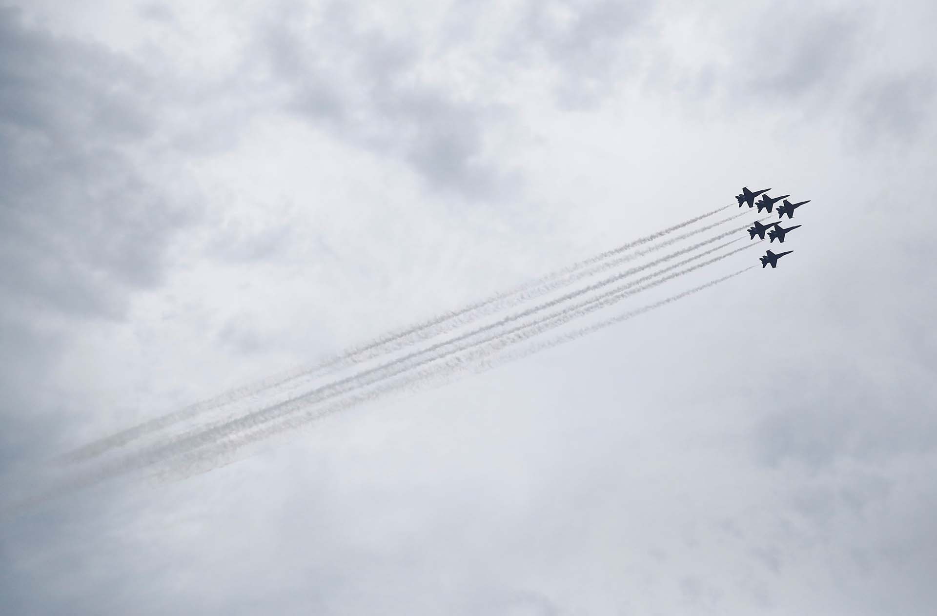 Aviones del escuadrón de Blue Angels de la Marina de los EEUU hicieron una demostración de vuelo