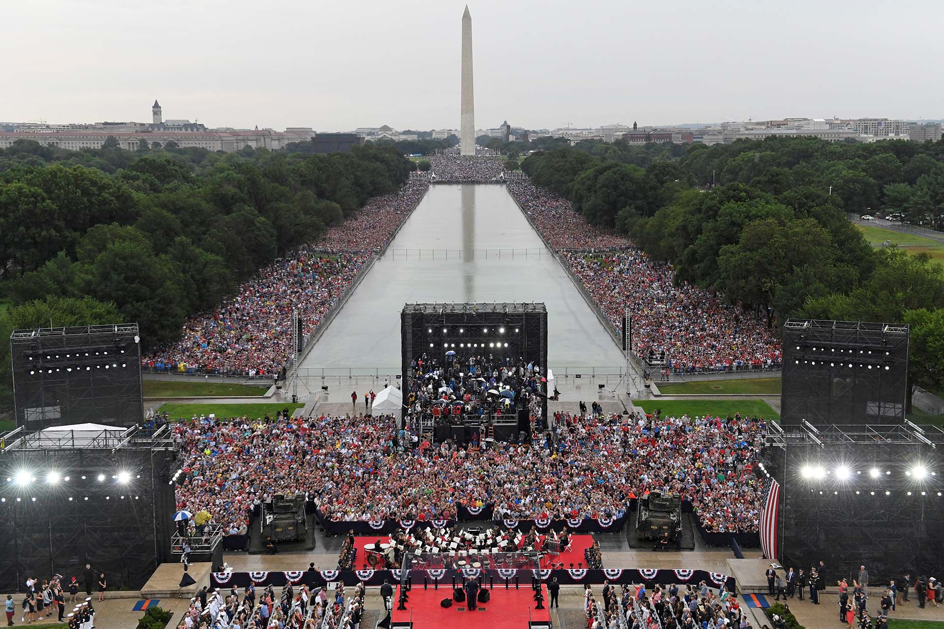 Las exhibición de tanques militares, el sobrevuelo de aviones de combate y un discurso desde el Monumento de Lincoln configuraron una celebración que tuvo más tono de campaña electoral que del tradicional y apolítico acto de los 4 de Julio