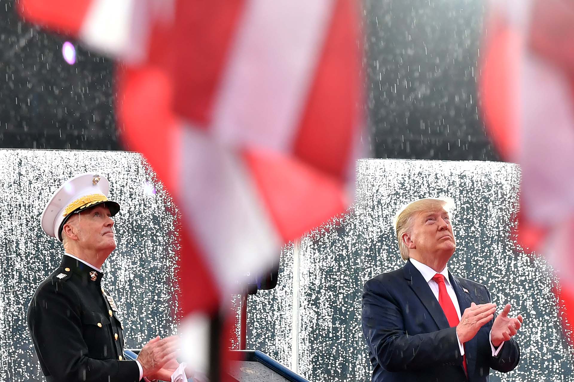 Donald Trump y Joseph Dunford, presidente del Estado Mayor Conjunto de los Estados Unidos, observaron las demostraciones de vuelo en Washington