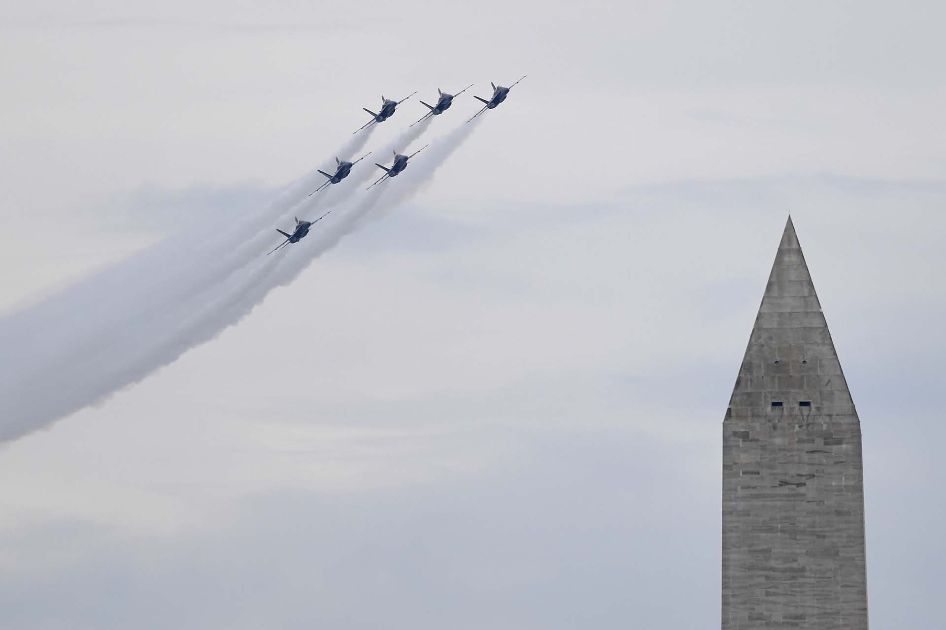 Aviones del escuadrón Blue Angels también volaron cerca del monumento a Washington