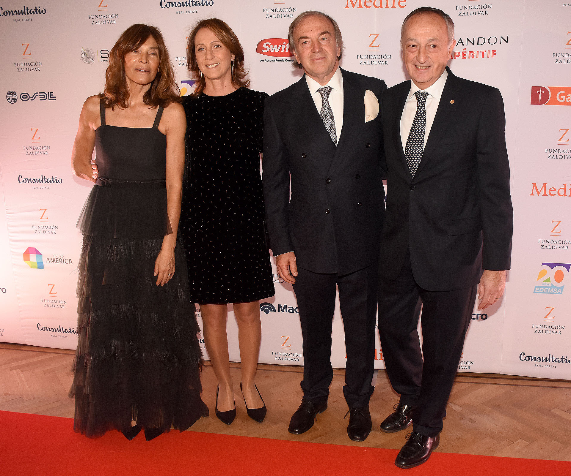 El matrimonio Zaldivar junto a Miguel Acevedo, presidente de la Unión Industrial Argentina (UIA) y su mujer