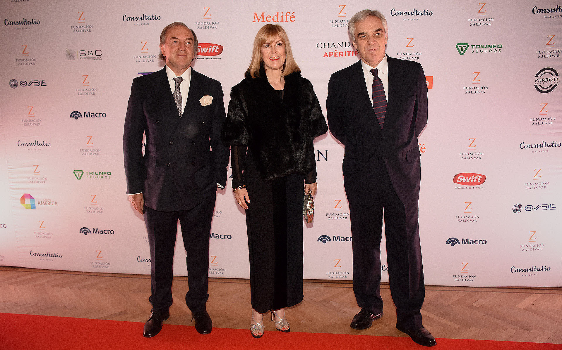 Roberto Zaldivar junto al embajador español, Javier Sandomingo y su esposa Meghan Sandomingo