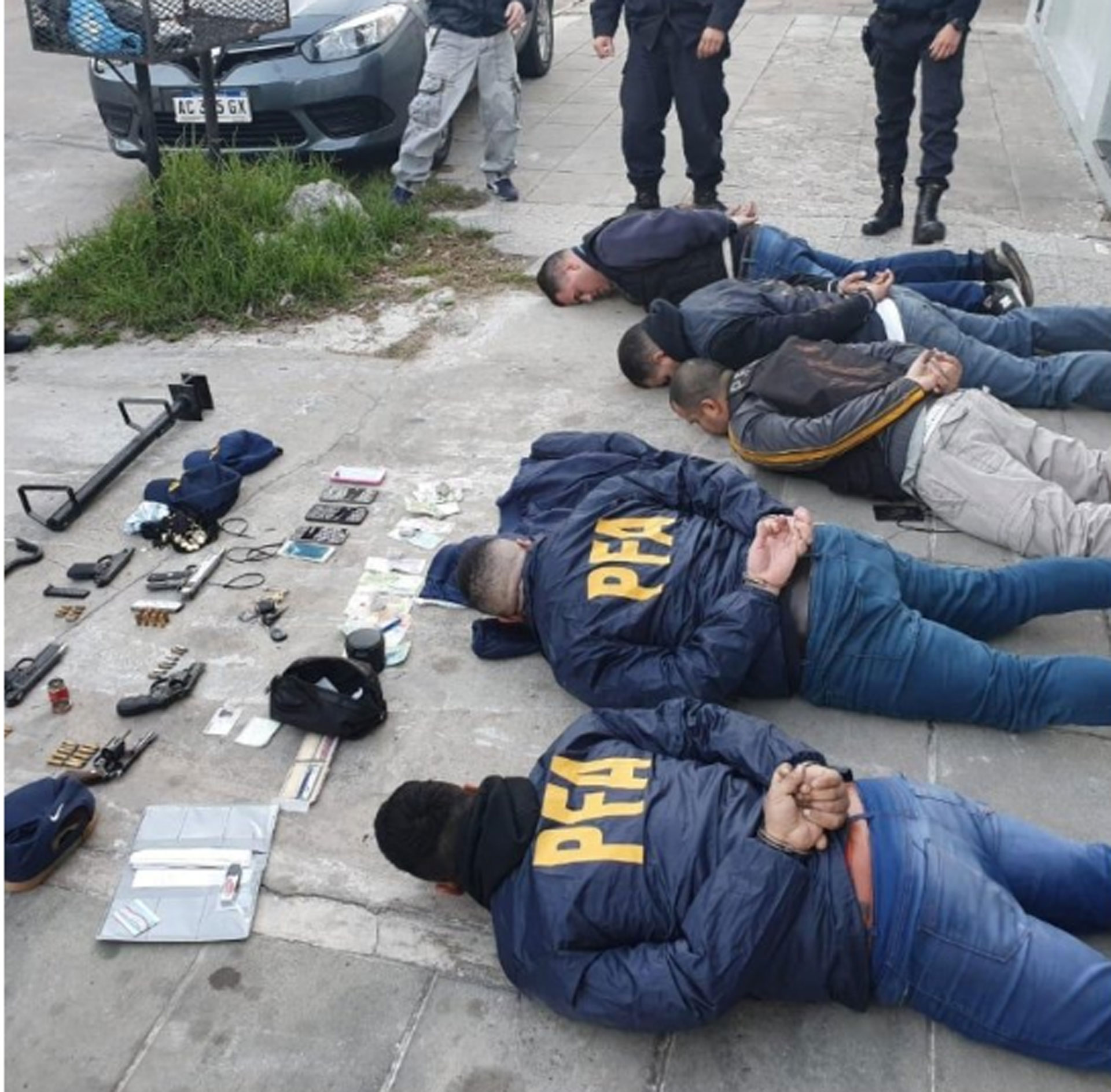 Los cinco detenidos simulaban ser policías federales que realizaban allanamientos para robar viviendas
