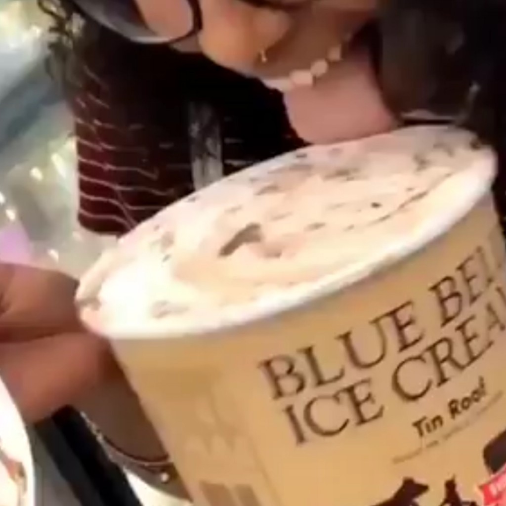 mujer lamiendo helado