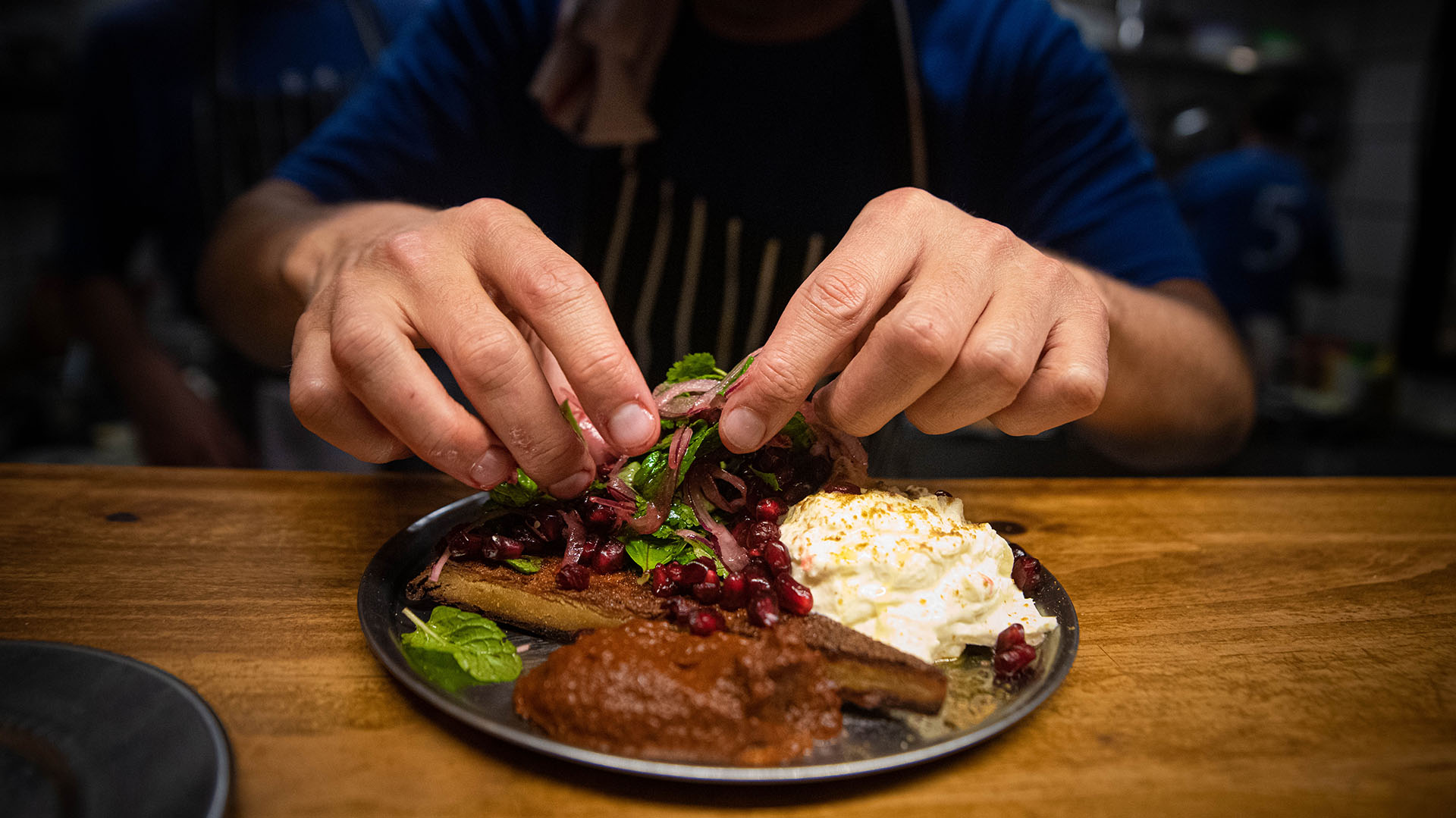 Desde un pequeño local en Palermo, el chef Mariano Ramón recurre a sabores e ingredientes asiáticos y los une con los latinoamericanos para crear una experiencia sensorial única