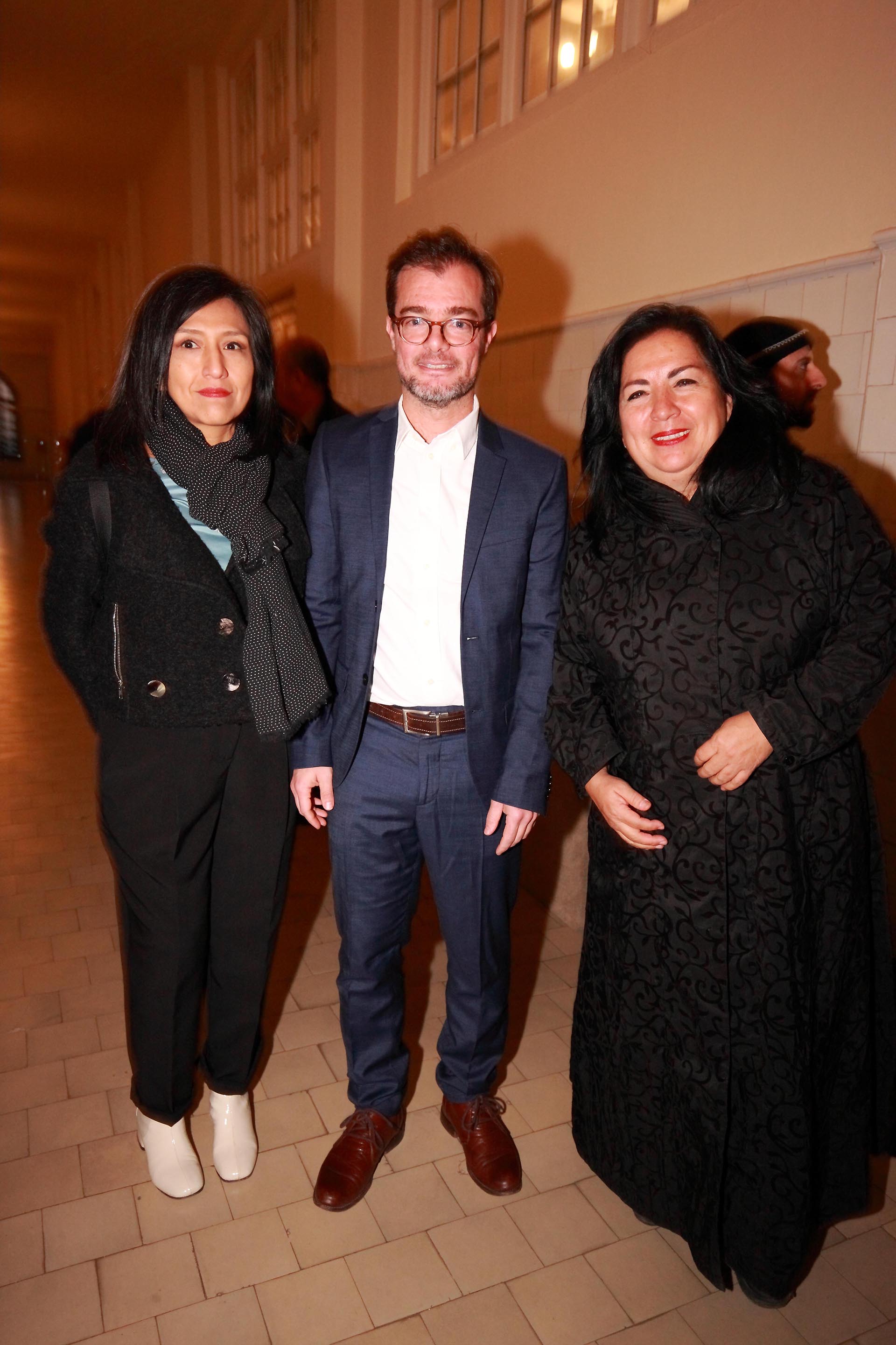 Las artistas Claudia Coca, de Perú, Betsabé Romero, de México con el Ministro de Cultura, Enrique Avogrado.