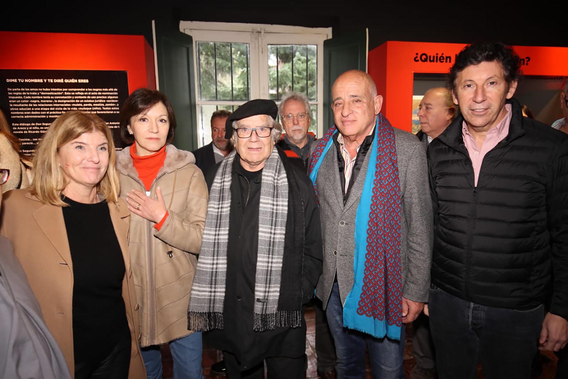 Eleonora Jaureguiberry, subsecretaria de cultura de San Isidro, Diana Wechsler, el Premio Nobel de la Paz, Adolfo Pérez Esquivel, Anibal Jozami, directo general de Bienalsur y el intendente de San Isidro, Gustavo Posse