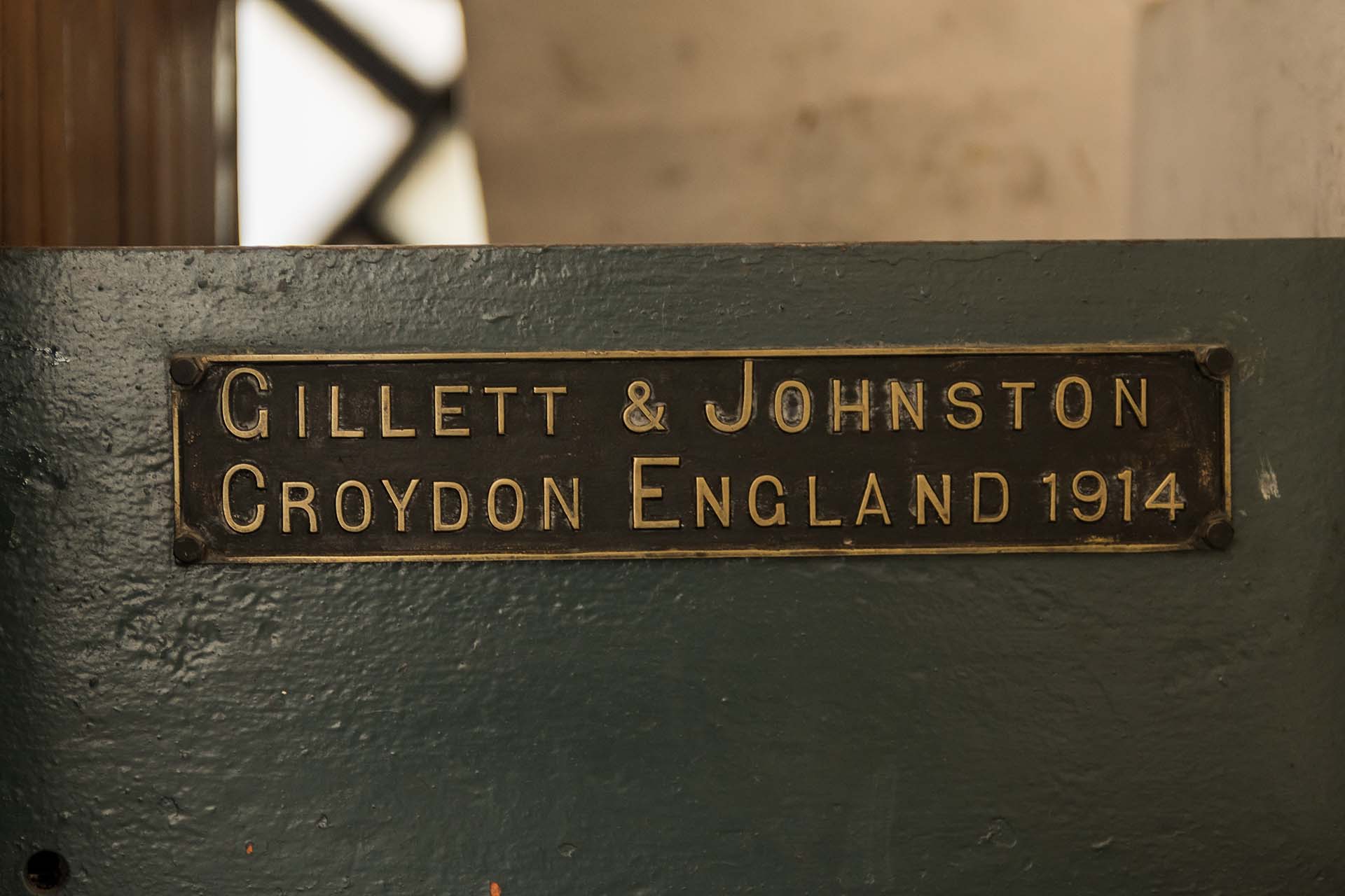 La firma de la prestigiosa empresa que creó el reloj de la llamada Torre de los Ingleses