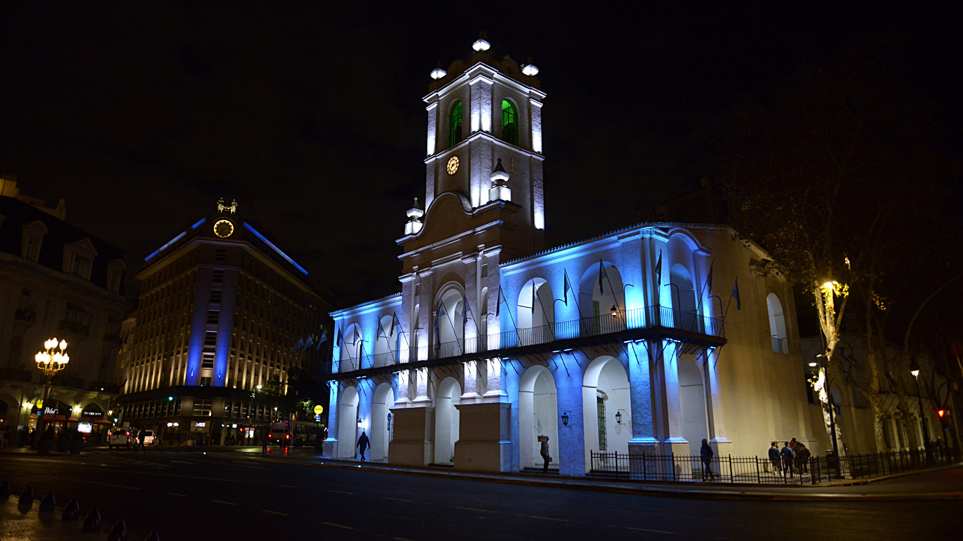 La ciudad de Buenos Aires iluminó sus monumentos de celeste y blanco por el  Día de la Independencia - Infobae