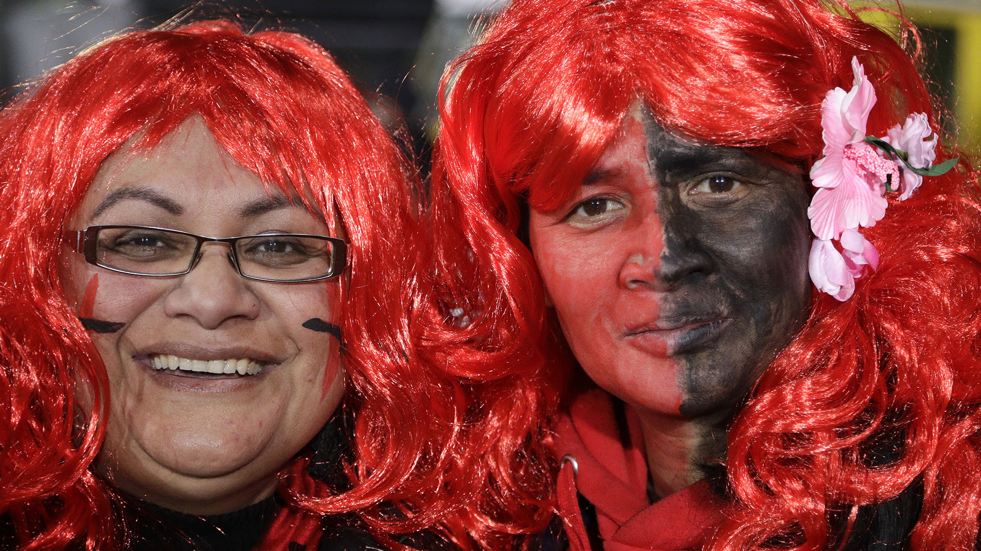 El colorido local en los fans de Crusaders. (AP Photo/Mark Baker)